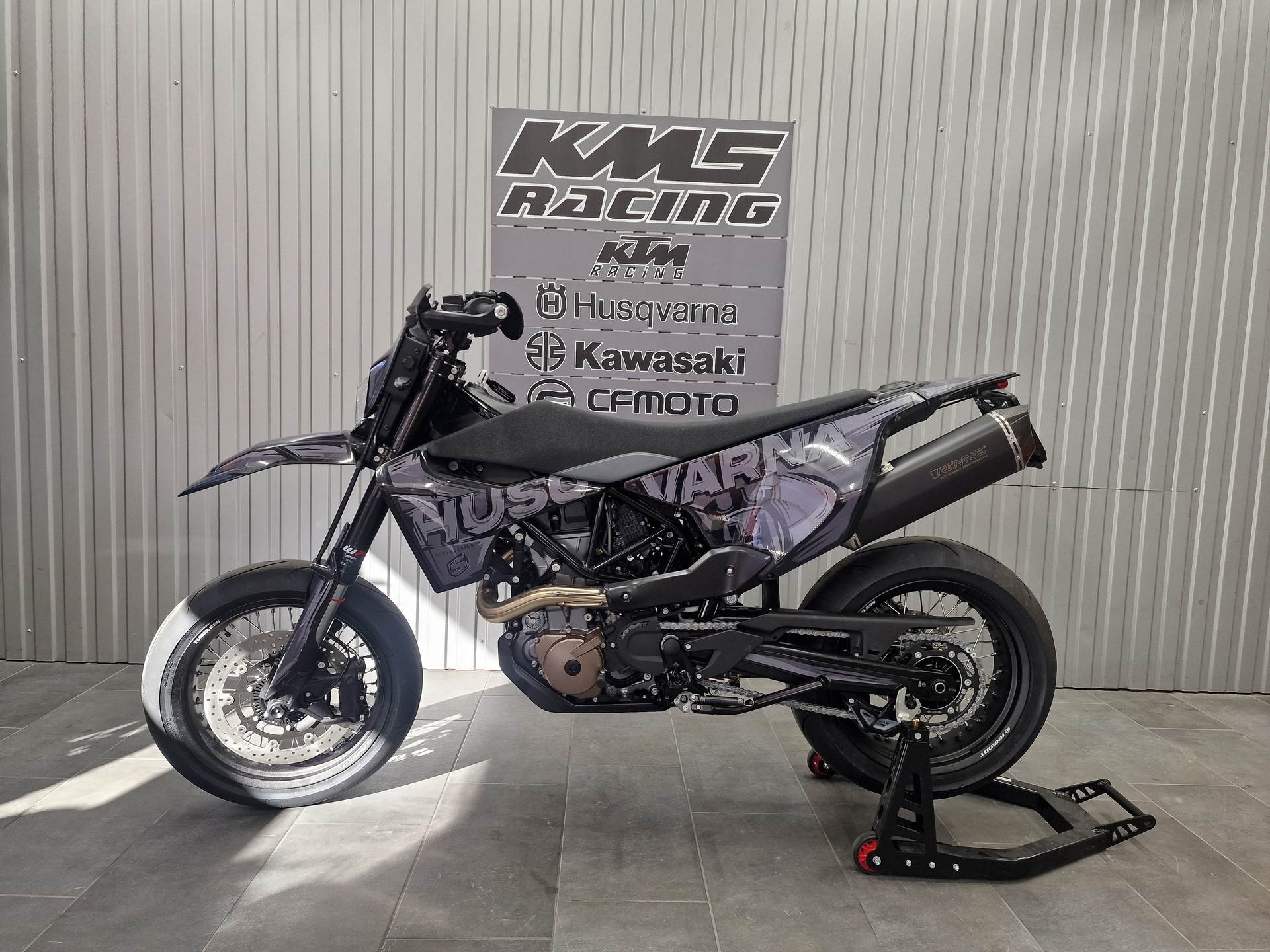 HUSQVARNA 701 Supermoto-showroom-element-1