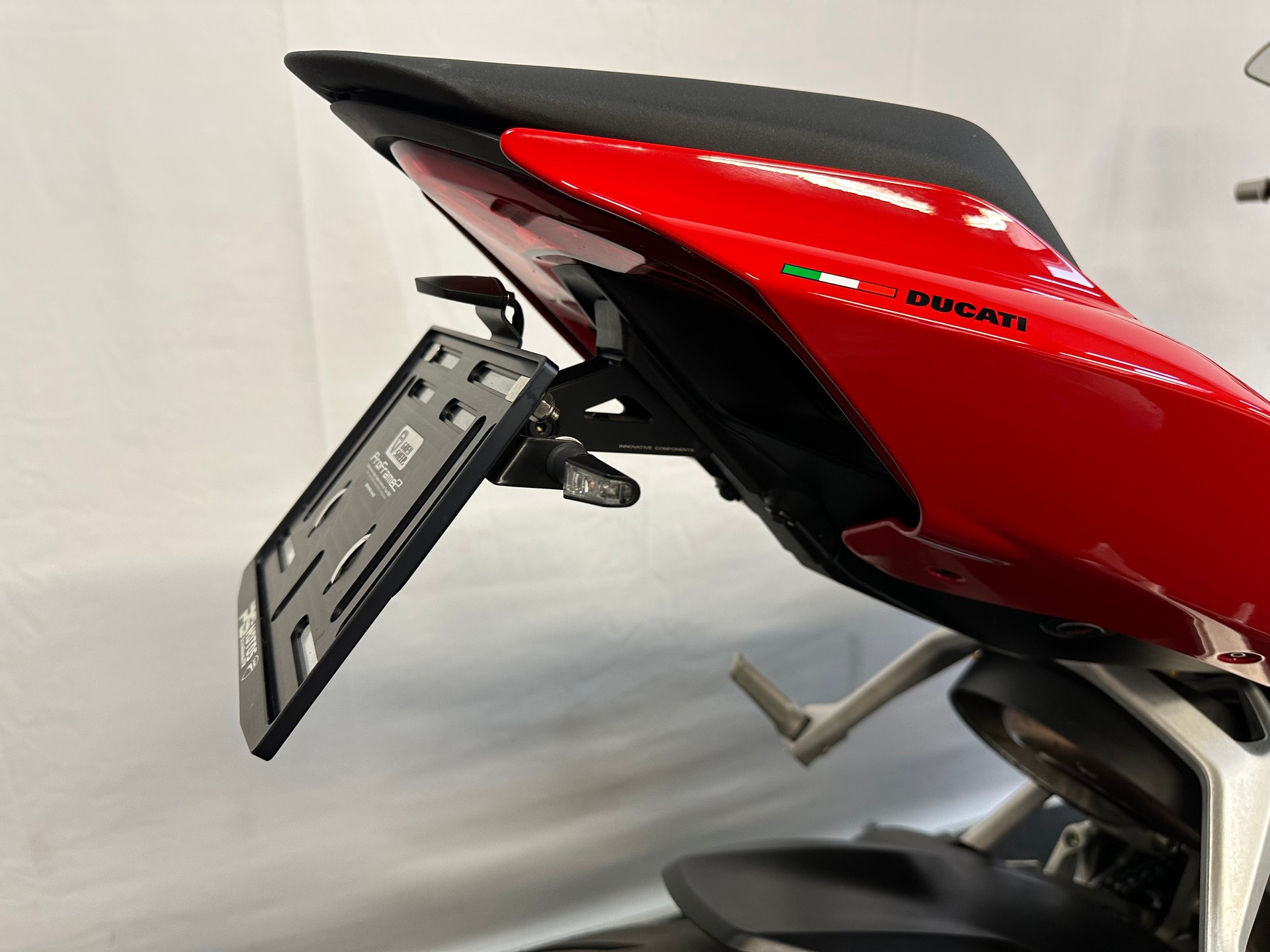 DUCATI Streetfighter V2-showroom-element-1