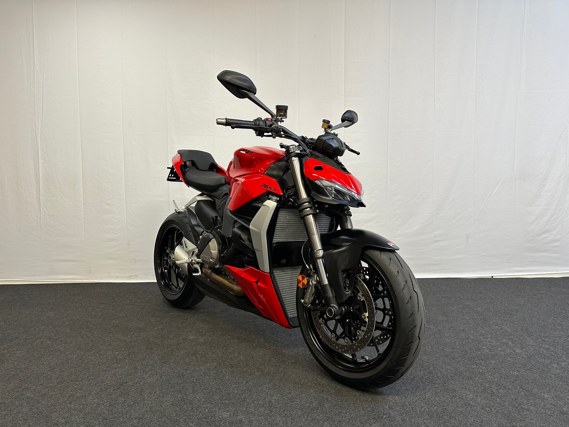 DUCATI Streetfighter V2-showroom-element-2