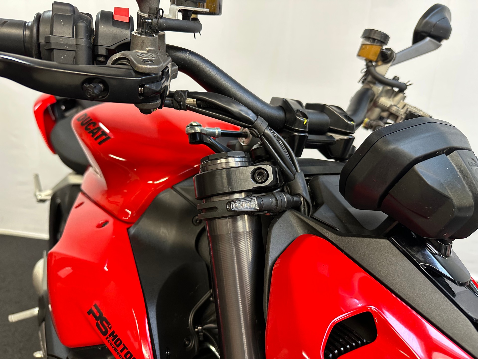 DUCATI Streetfighter V2-showroom-element-3