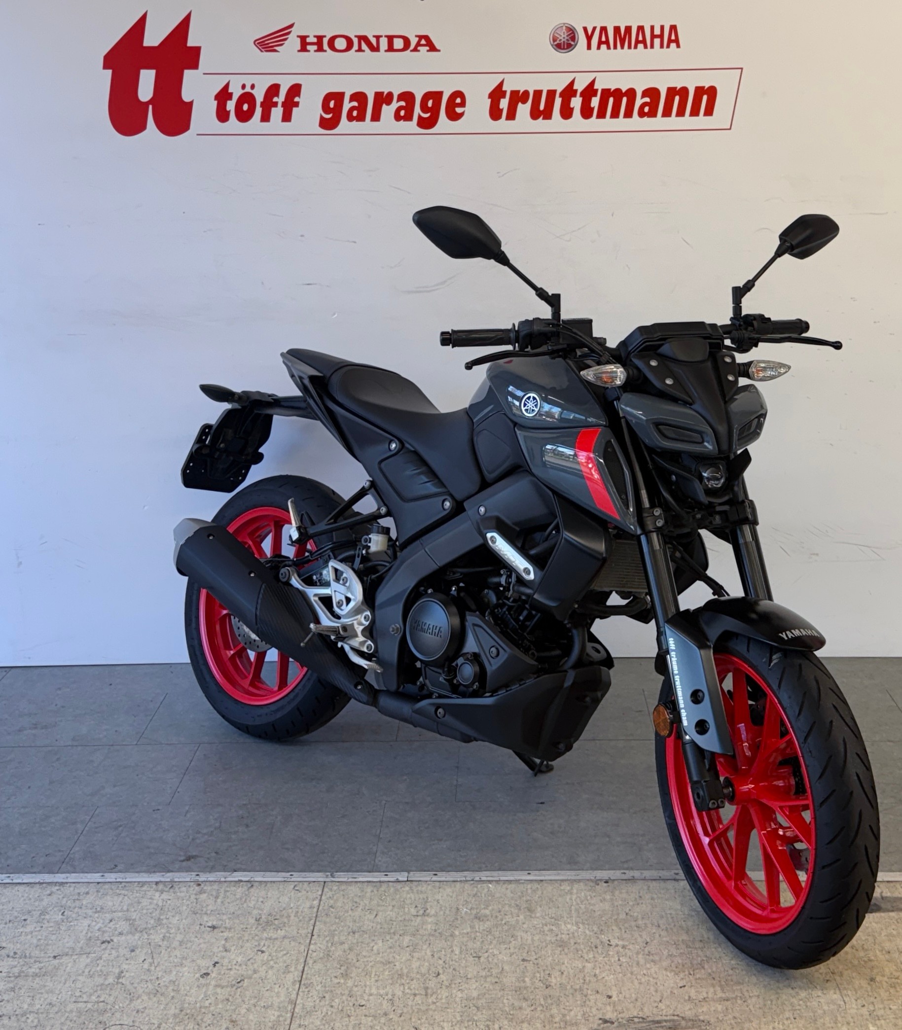 YAMAHA MT-125 ABS-showroom-element-2