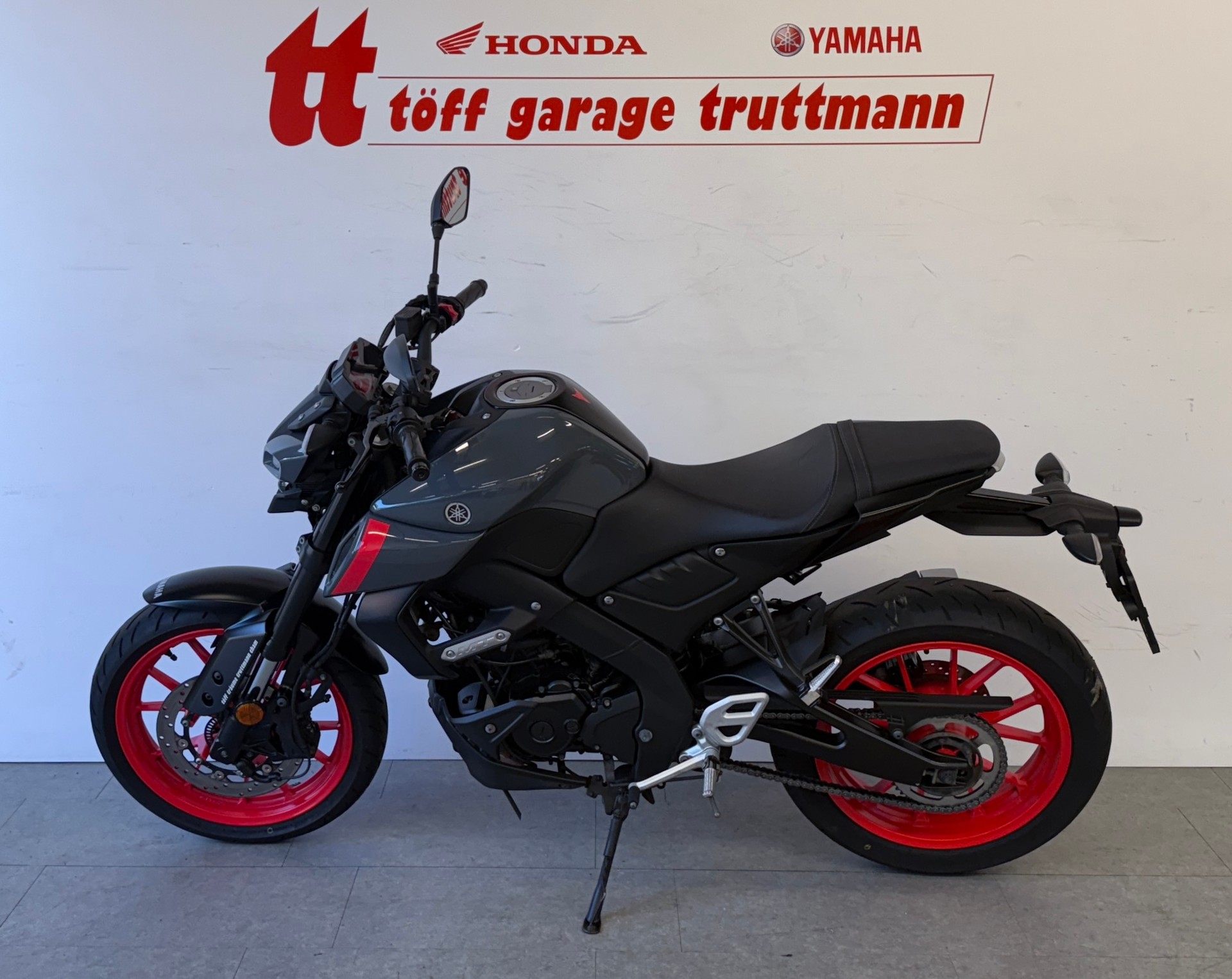 YAMAHA MT-125 ABS-showroom-element-1