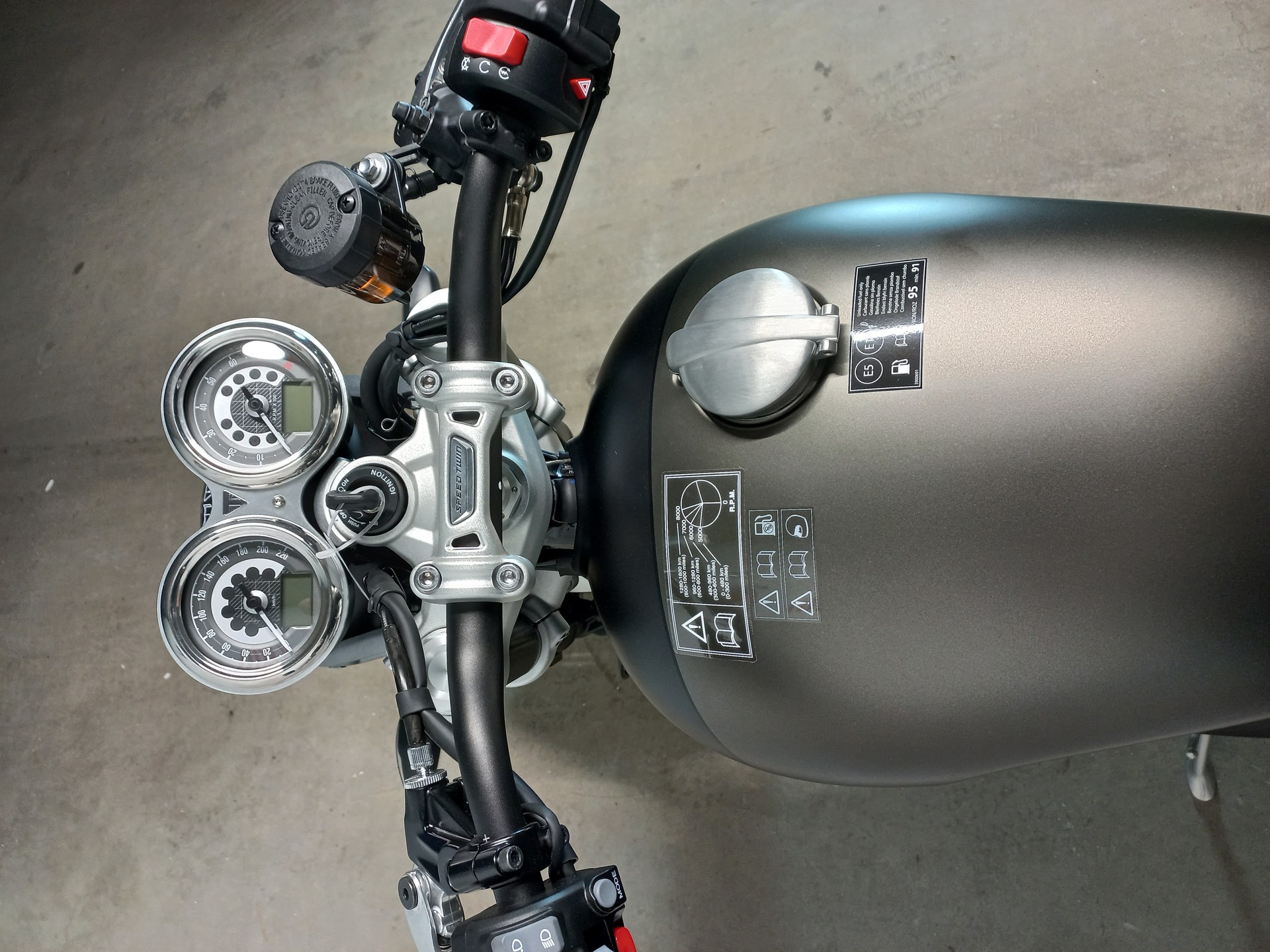 TRIUMPH Speed Twin 1200-showroom-element-3