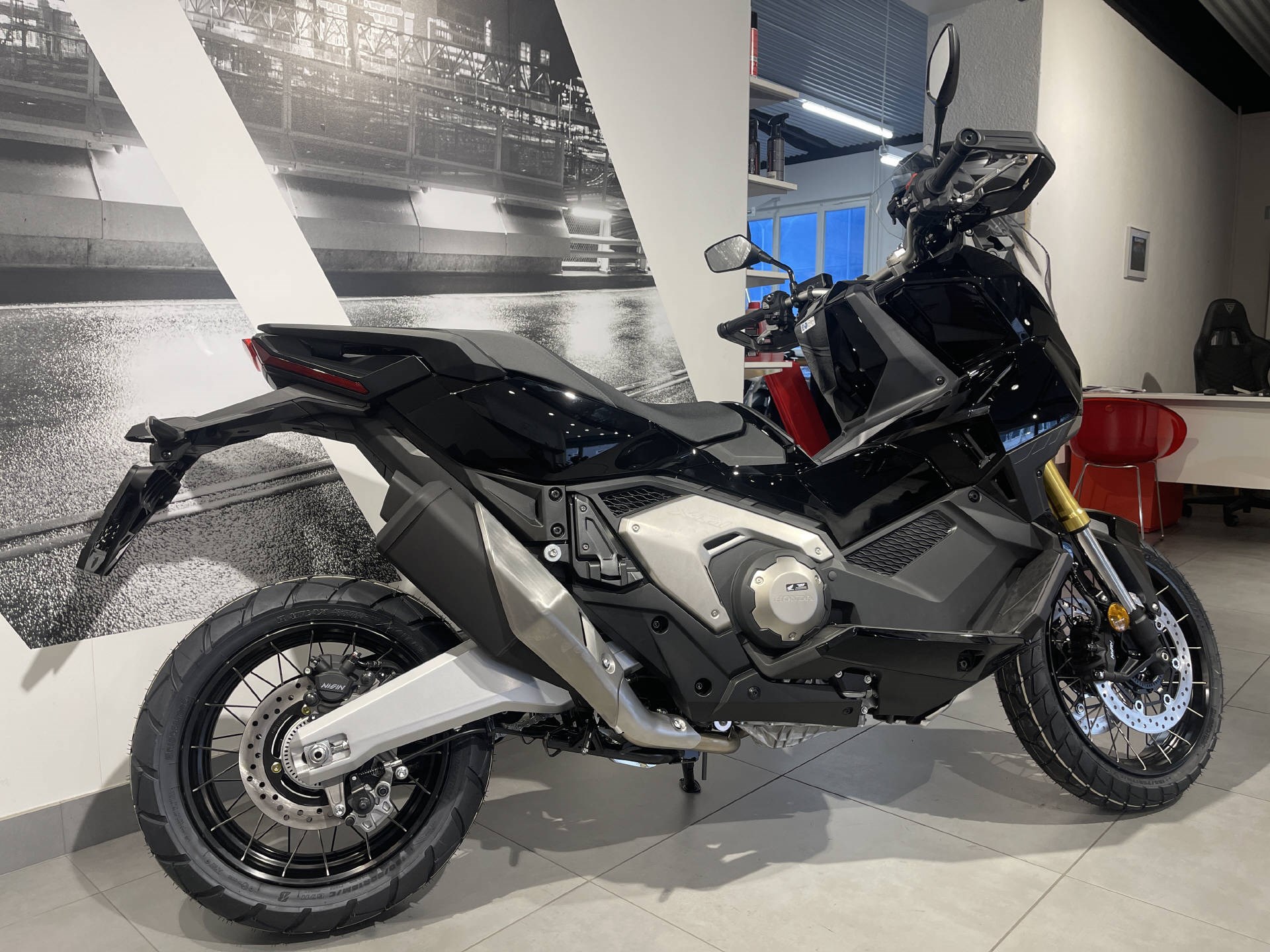 HONDA X-ADV 750 ABS-image-2