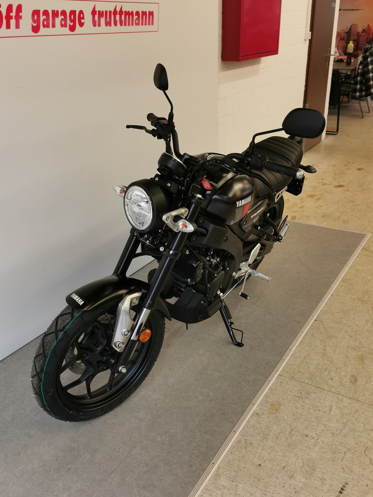 YAMAHA XSR 125-showroom-element-2