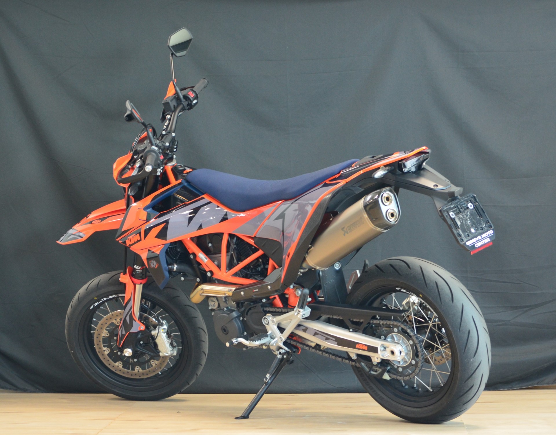 KTM 690 SMC R-showroom-element-3