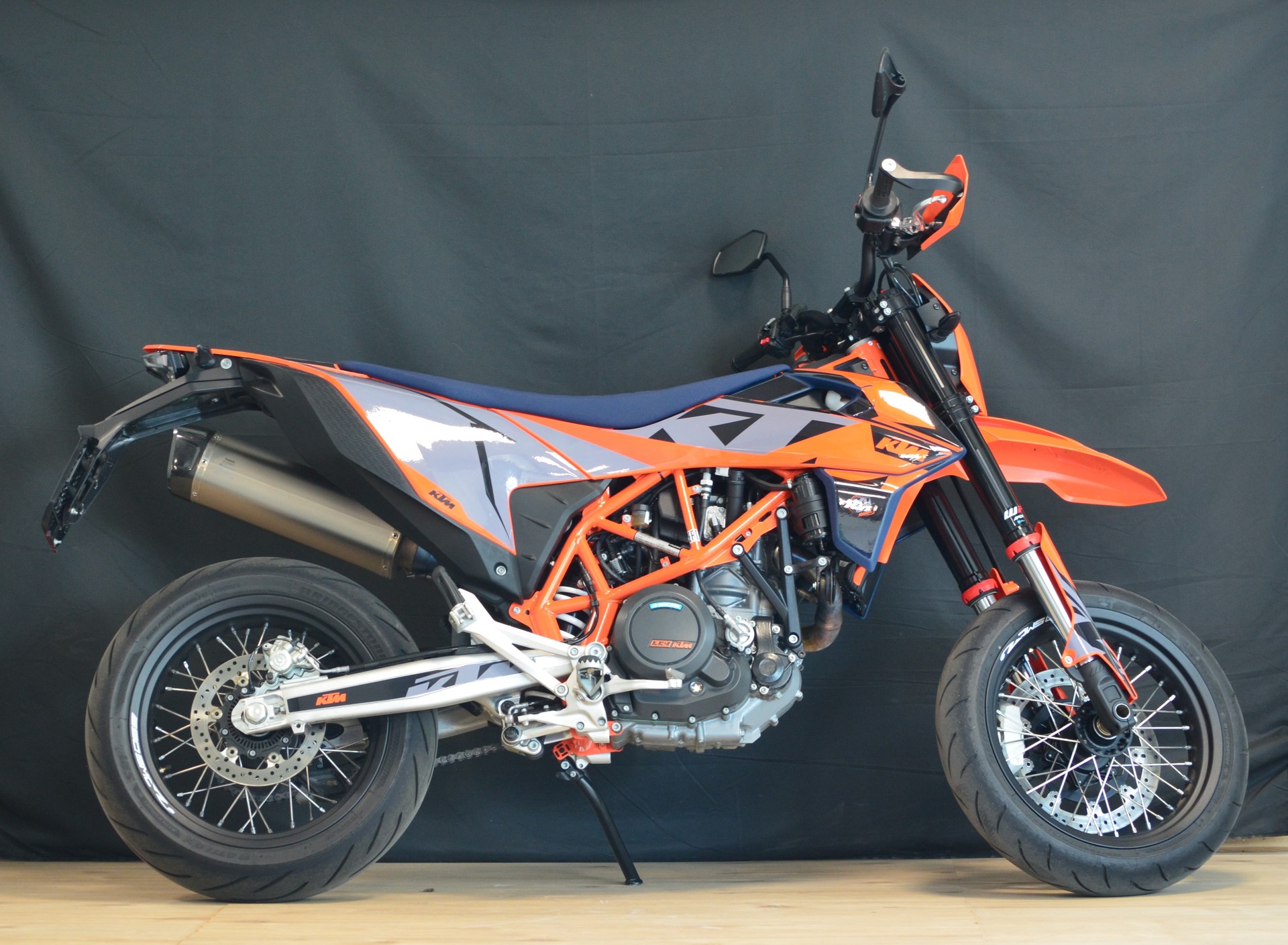 KTM 690 SMC R-showroom-element-2