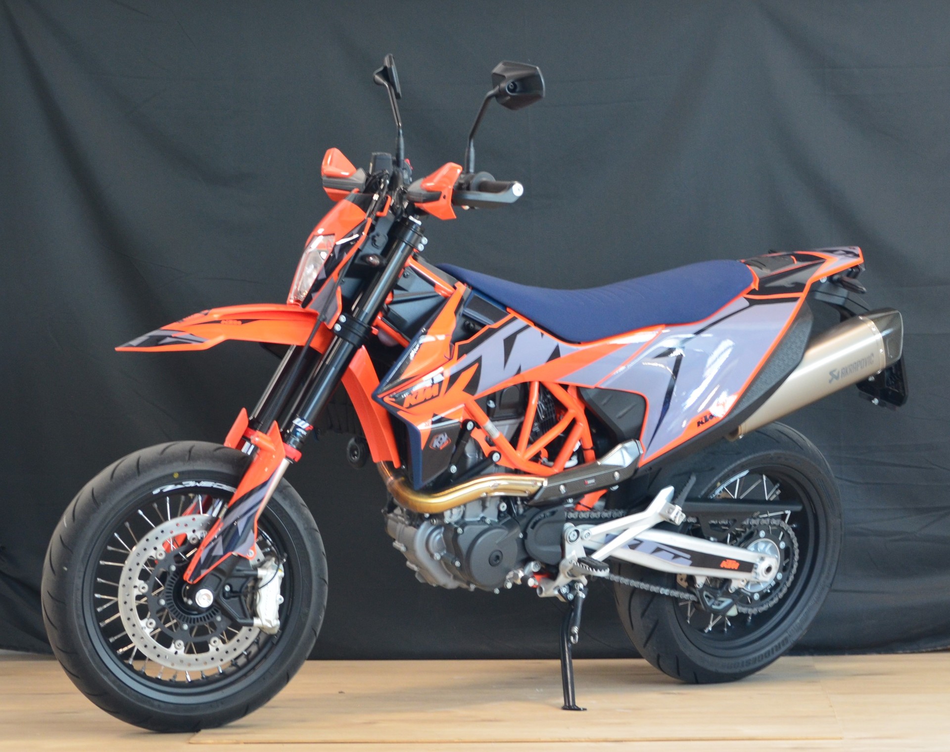 KTM 690 SMC R-showroom-element-1