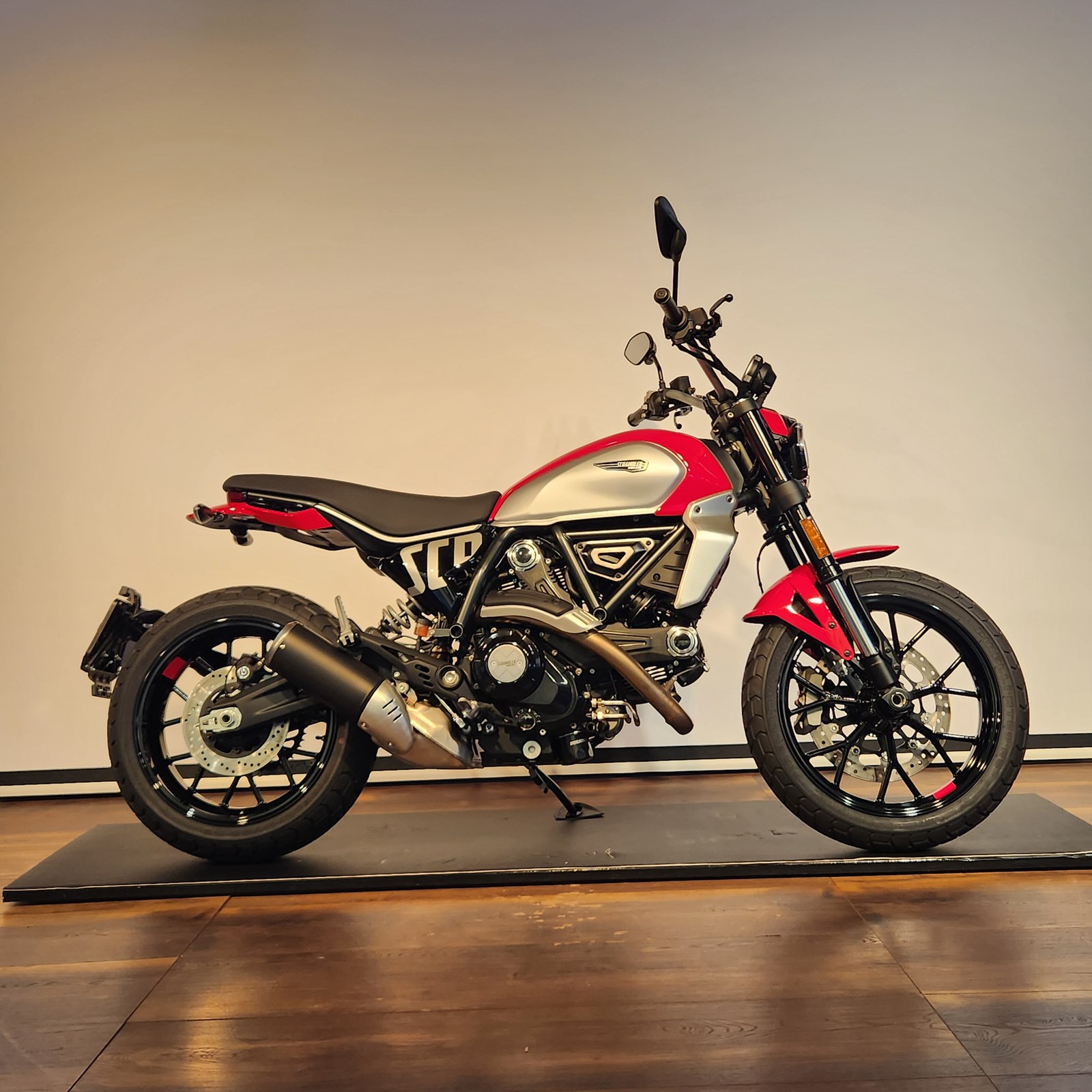 DUCATI Scrambler 803 Icon-showroom-element-1