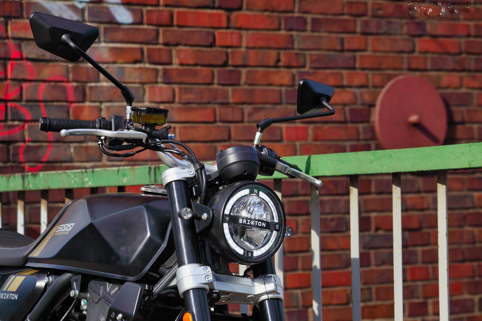 BRIXTON Crossfire 500-showroom-element-3