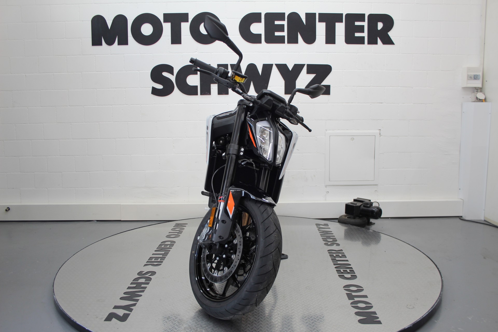 KTM 790 Duke L-showroom-element-2