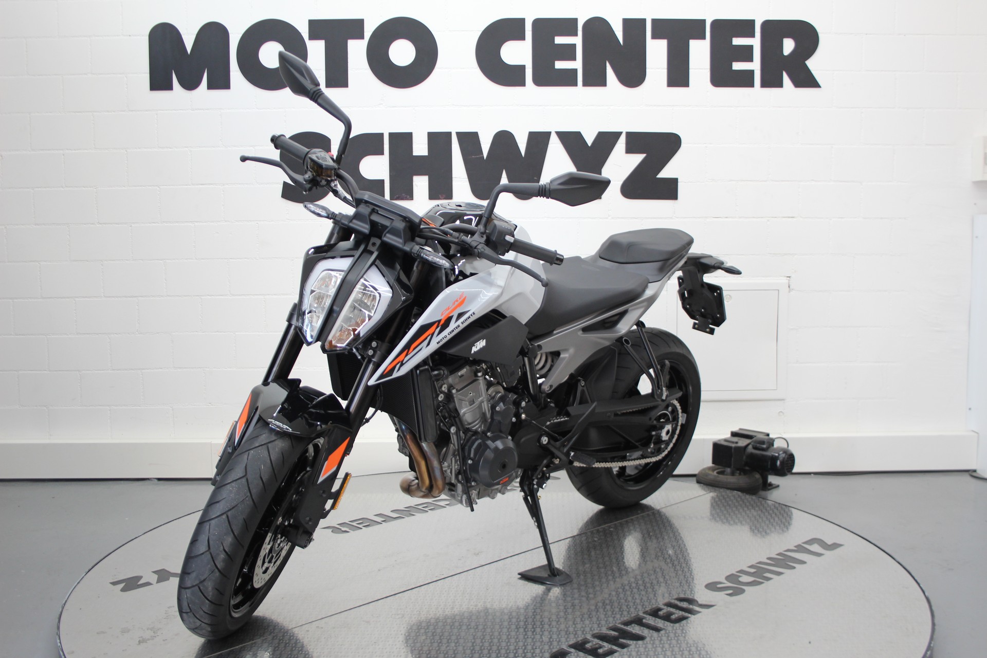 KTM 790 Duke L-showroom-element-3