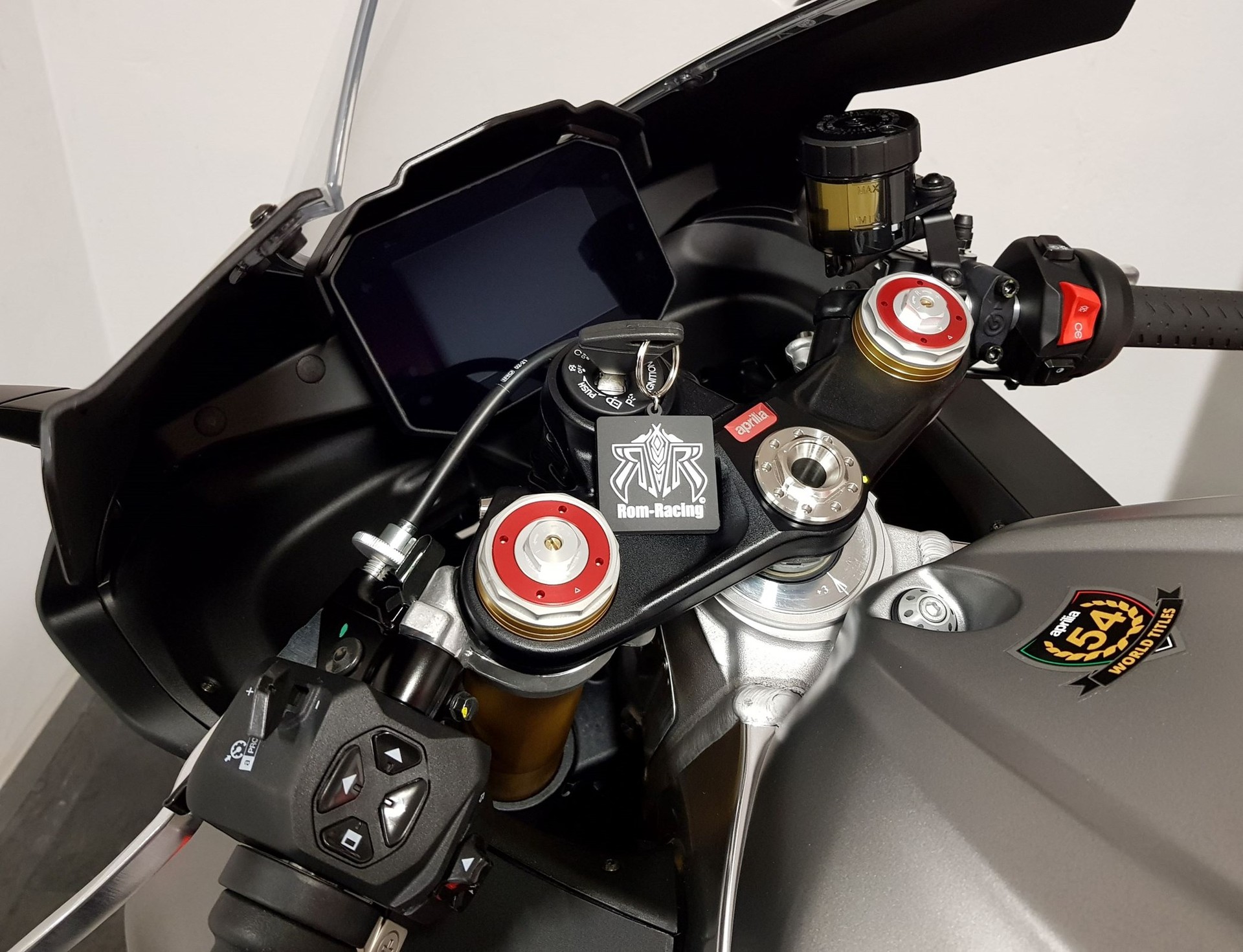 APRILIA RSV4 1100-image-2