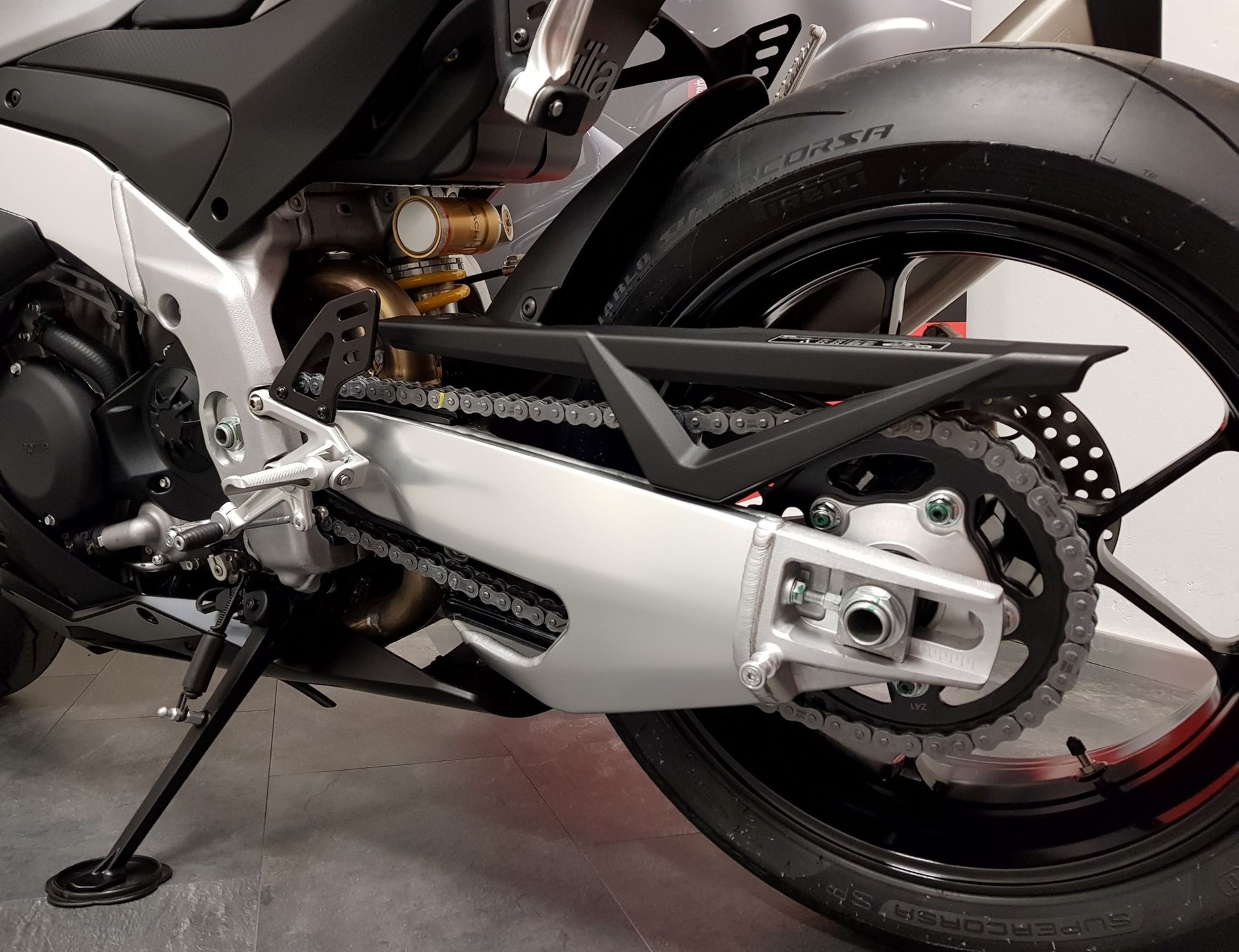APRILIA RSV4 1100-image-4