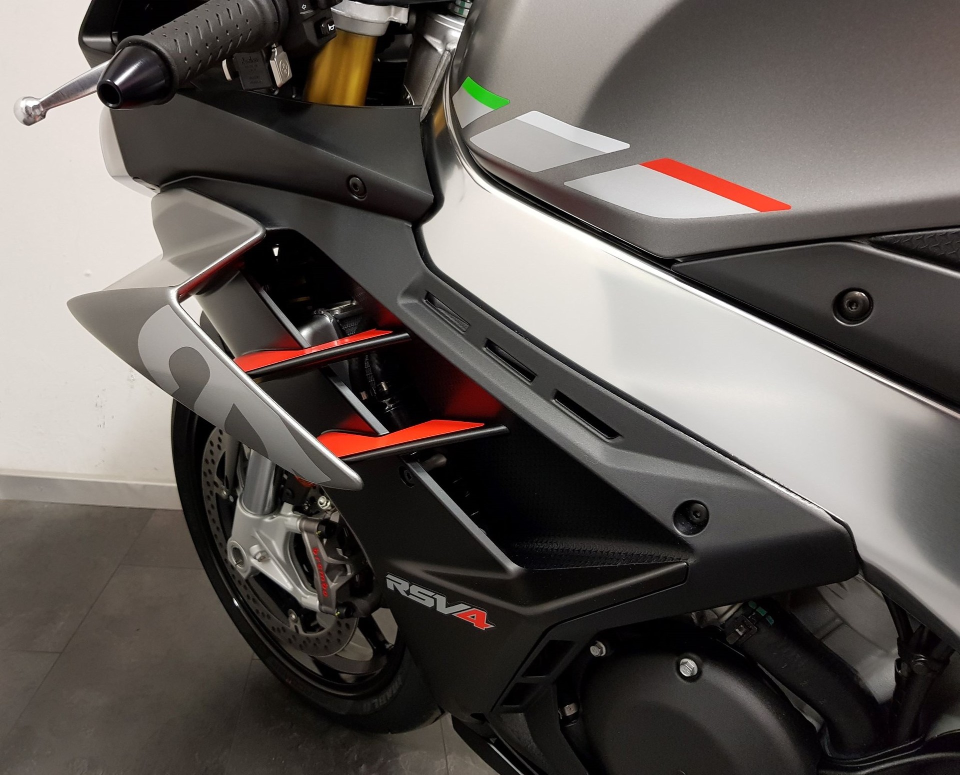 APRILIA RSV4 1100-image-3