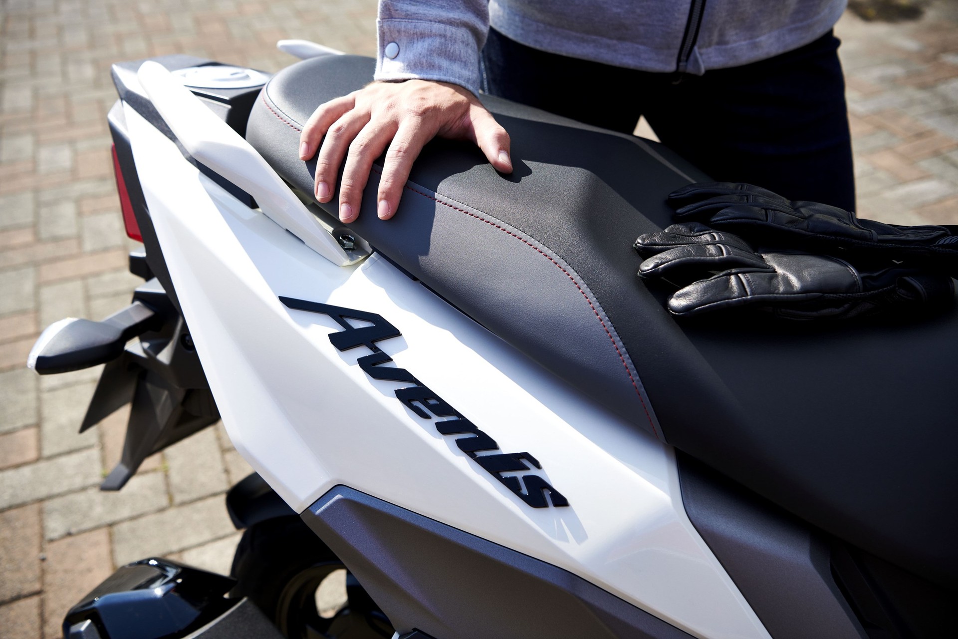 SUZUKI UN 125 Avenis-showroom-element-1