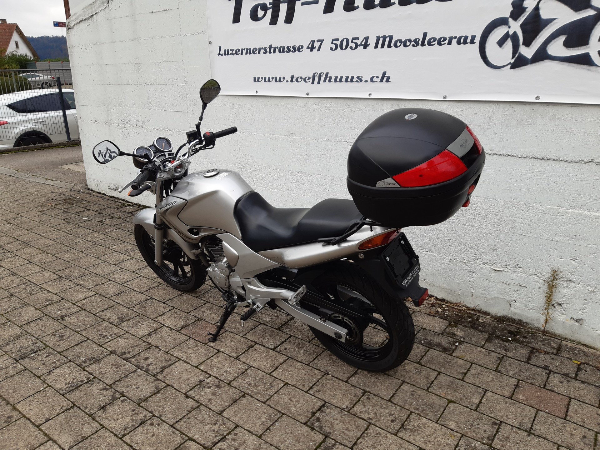 YAMAHA YBR 250-showroom-element-2