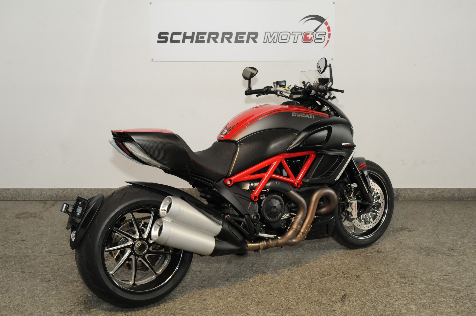 DUCATI Diavel 1200 Carbon-showroom-element-2