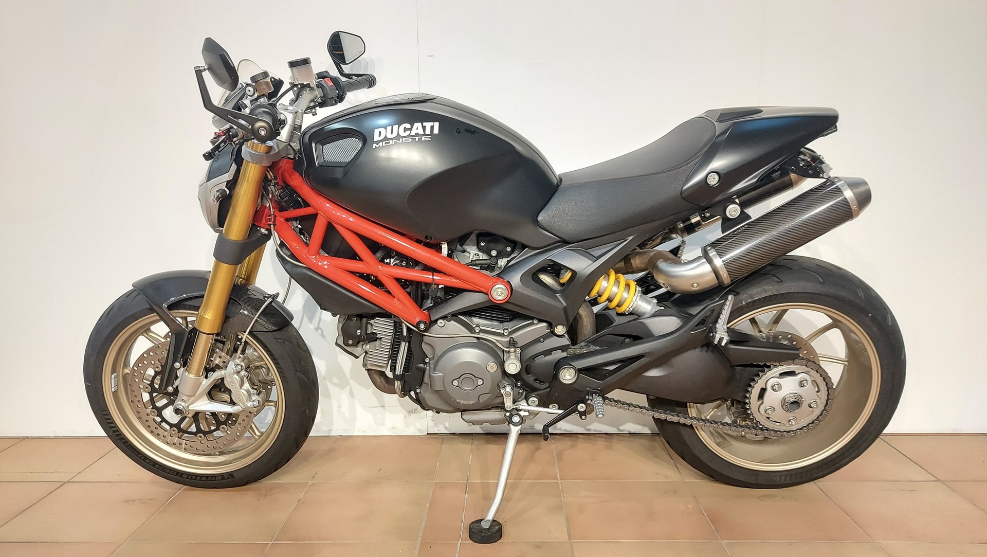 DUCATI Monster 1100 S-showroom-element-1