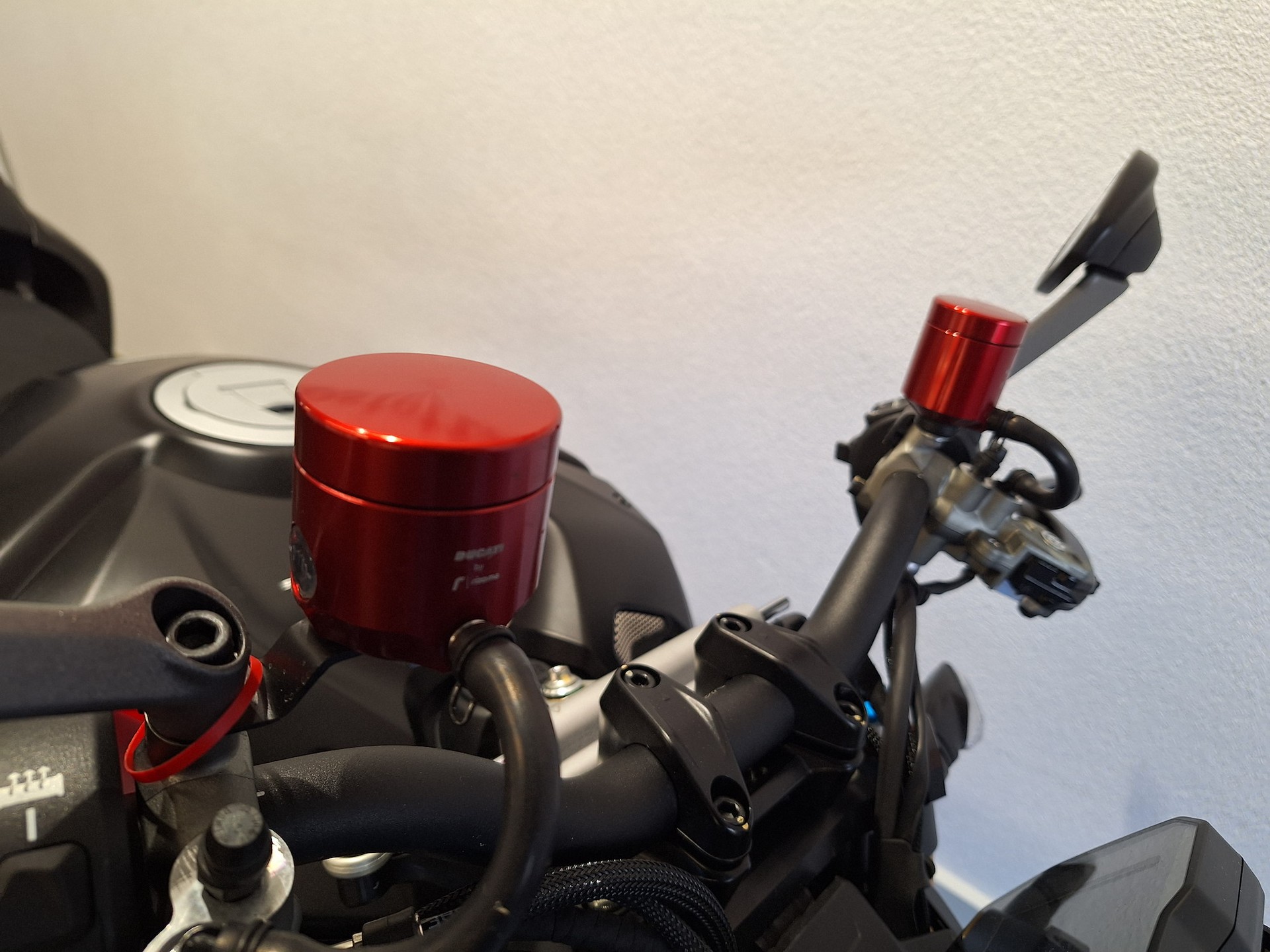 DUCATI Streetfighter V4 S-image-2