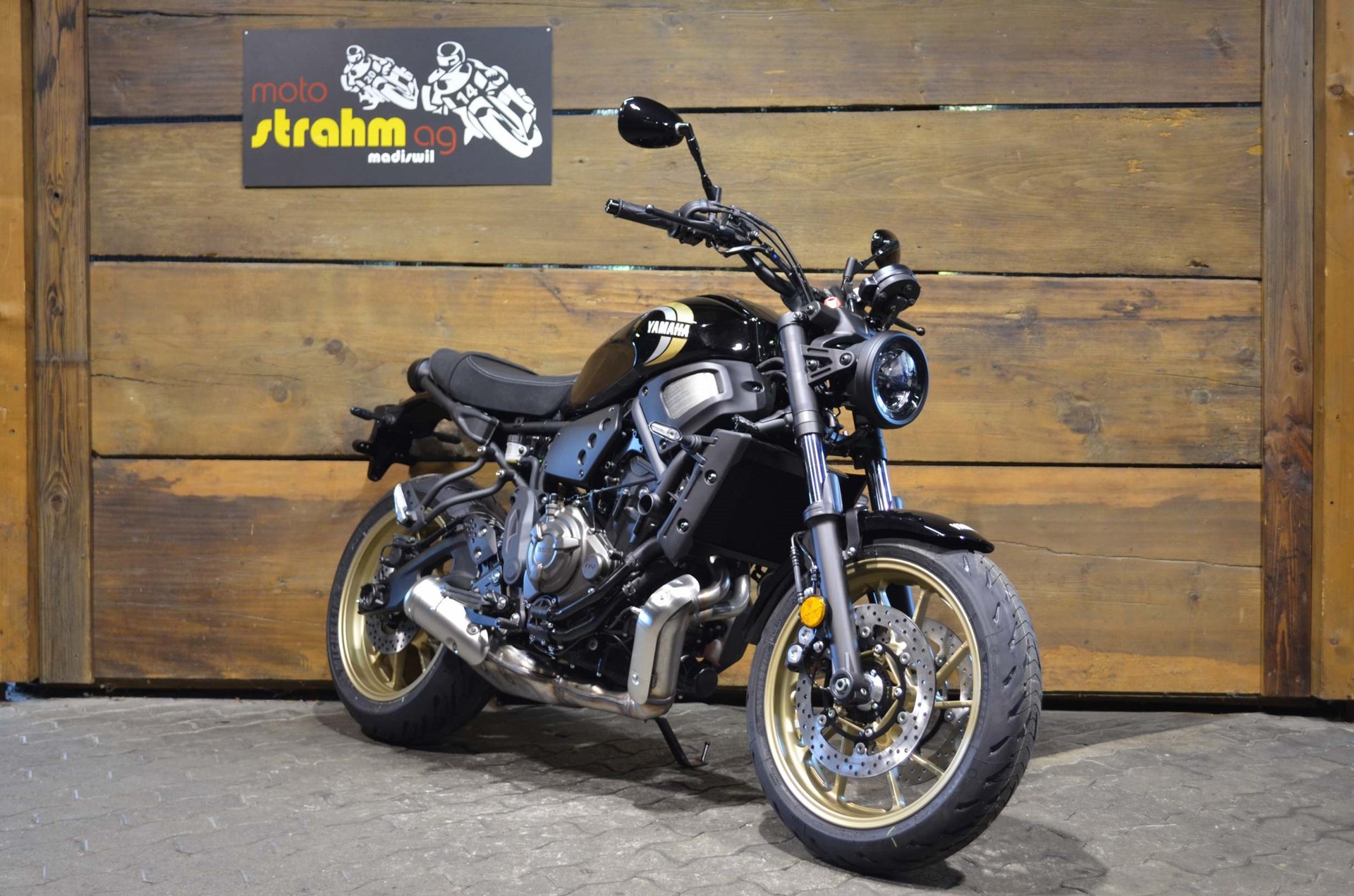 YAMAHA XSR 700 ABS-showroom-element-1