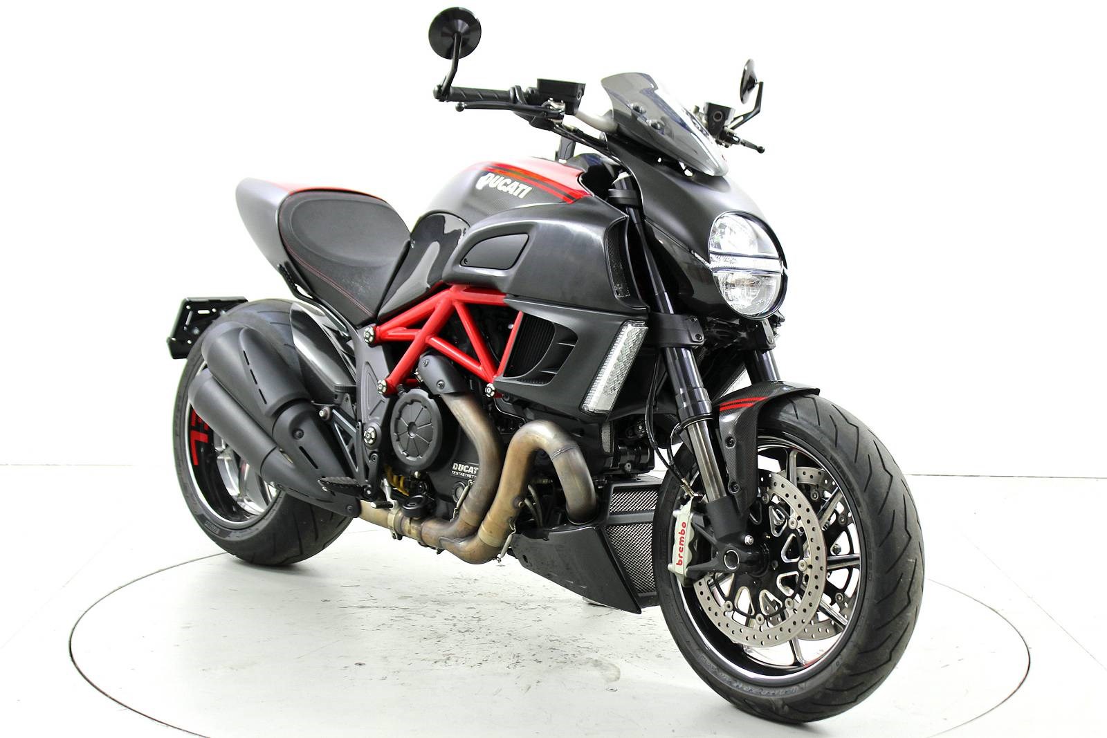 DUCATI Diavel 1200 Carbon-showroom-element-1