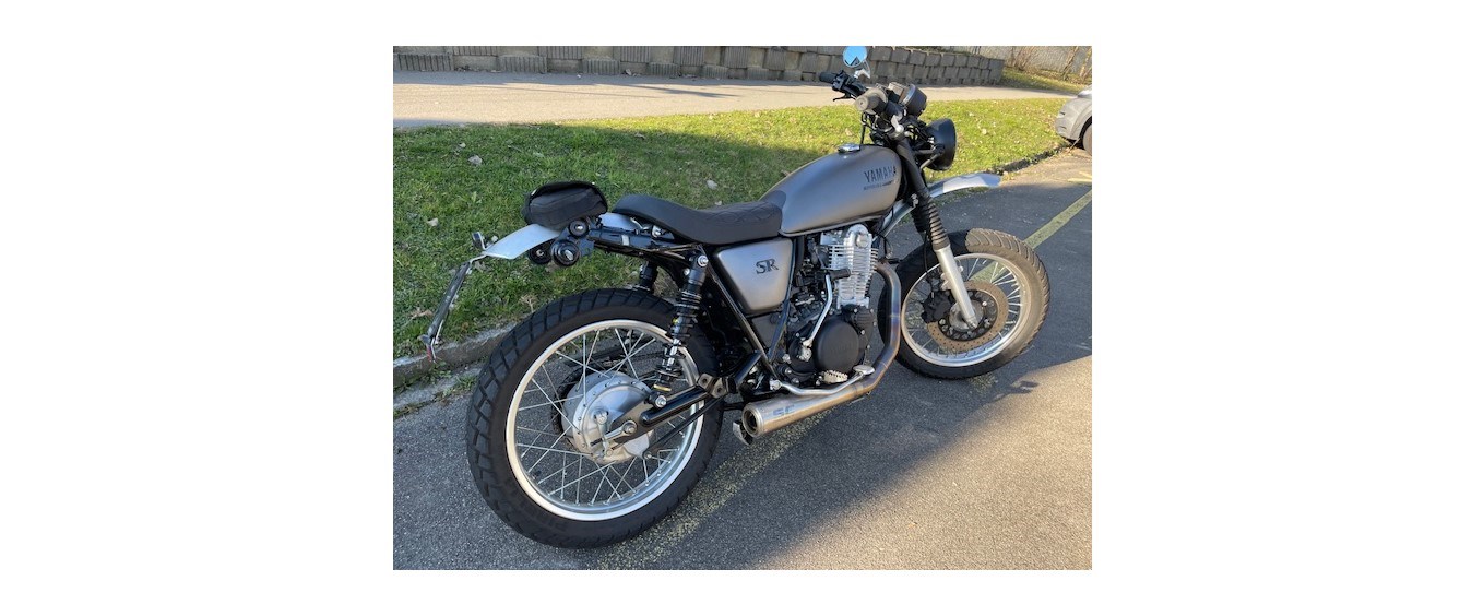 YAMAHA SR 400-showroom-element-1