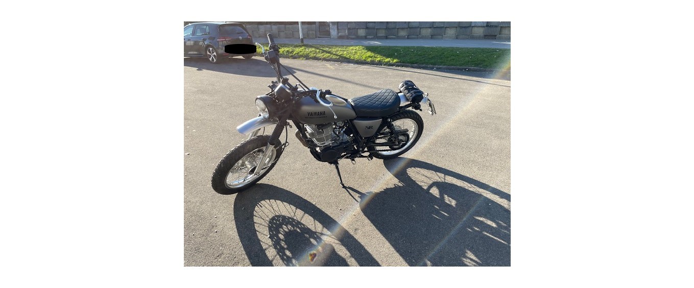 YAMAHA SR 400-showroom-element-2
