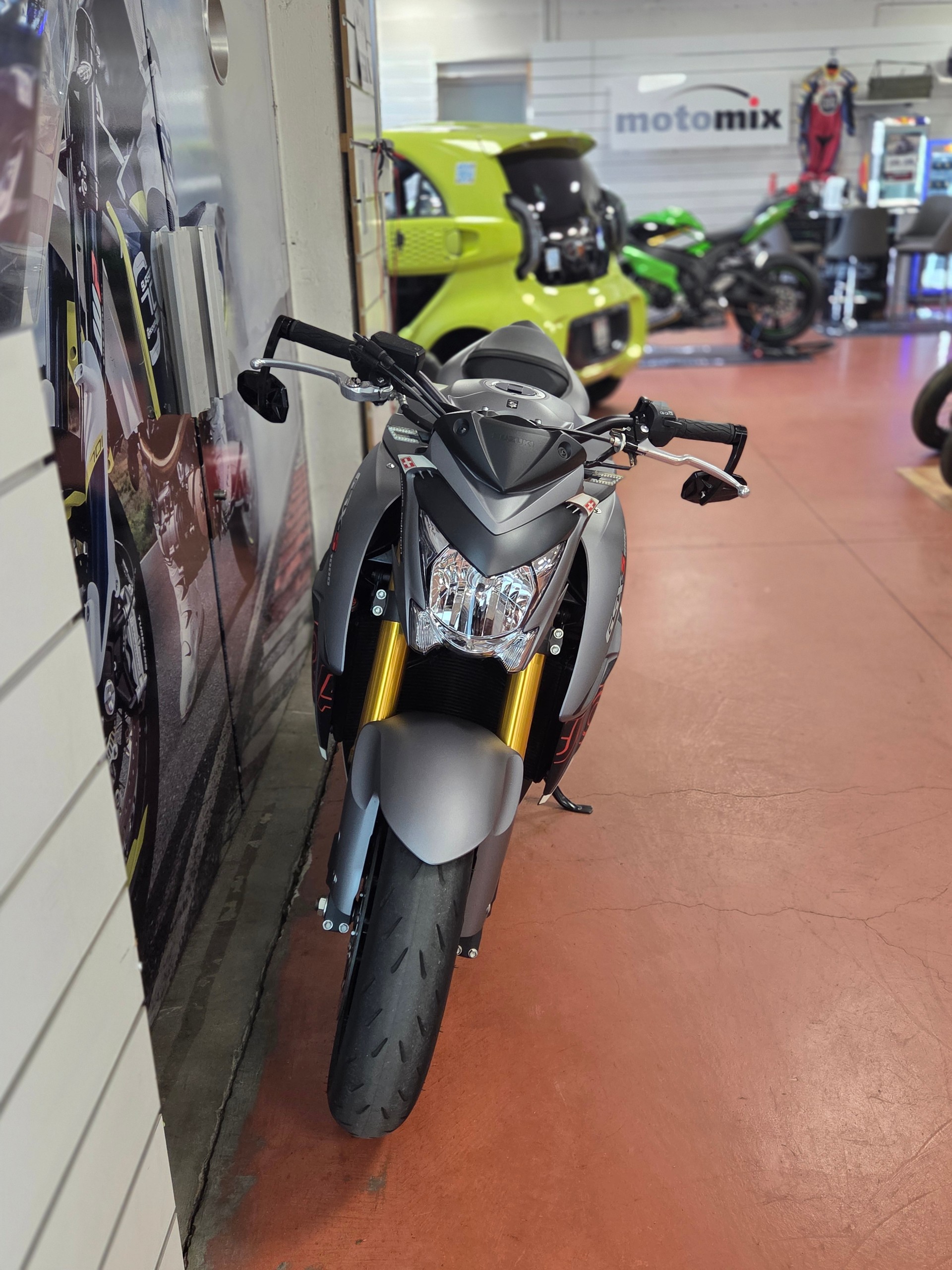 SUZUKI GSX-S 1000-showroom-element-1