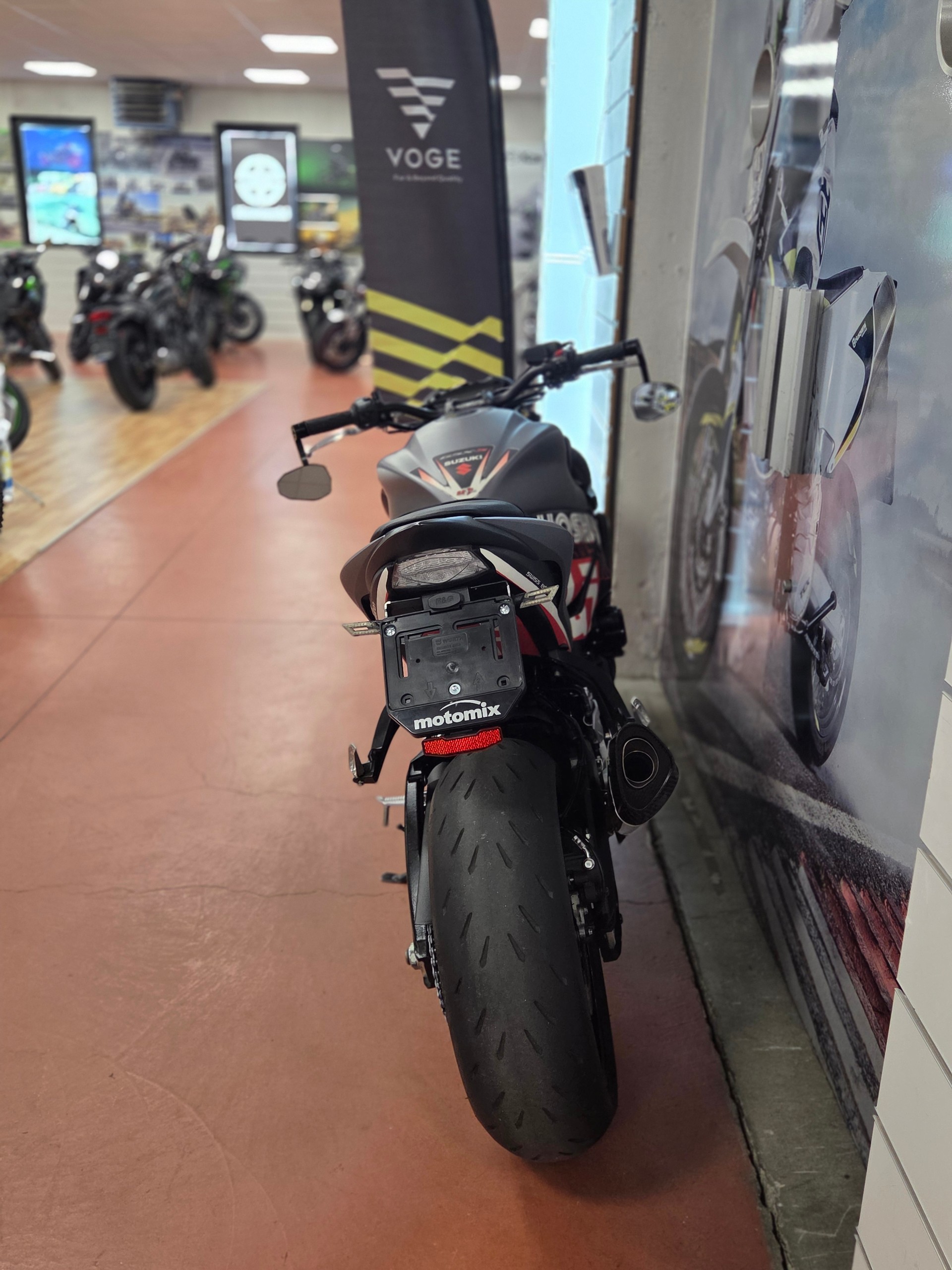 SUZUKI GSX-S 1000-showroom-element-3