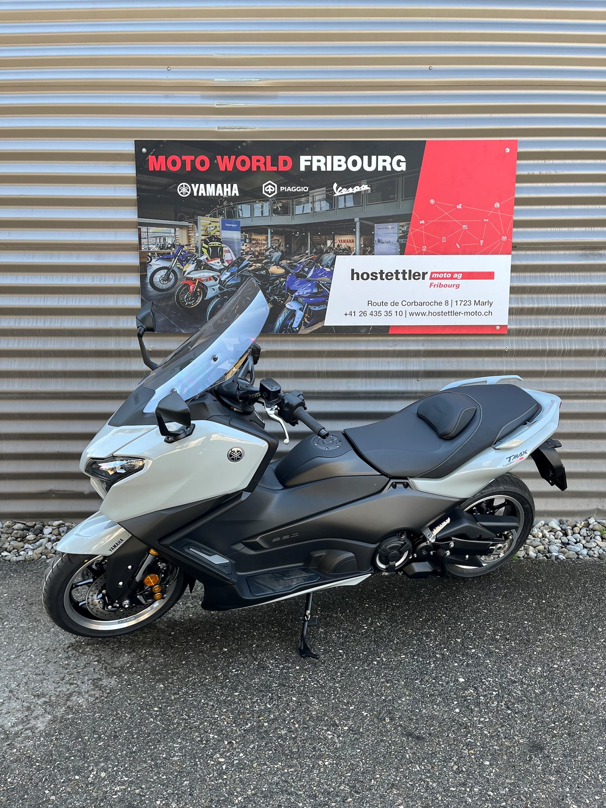 YAMAHA XP 560