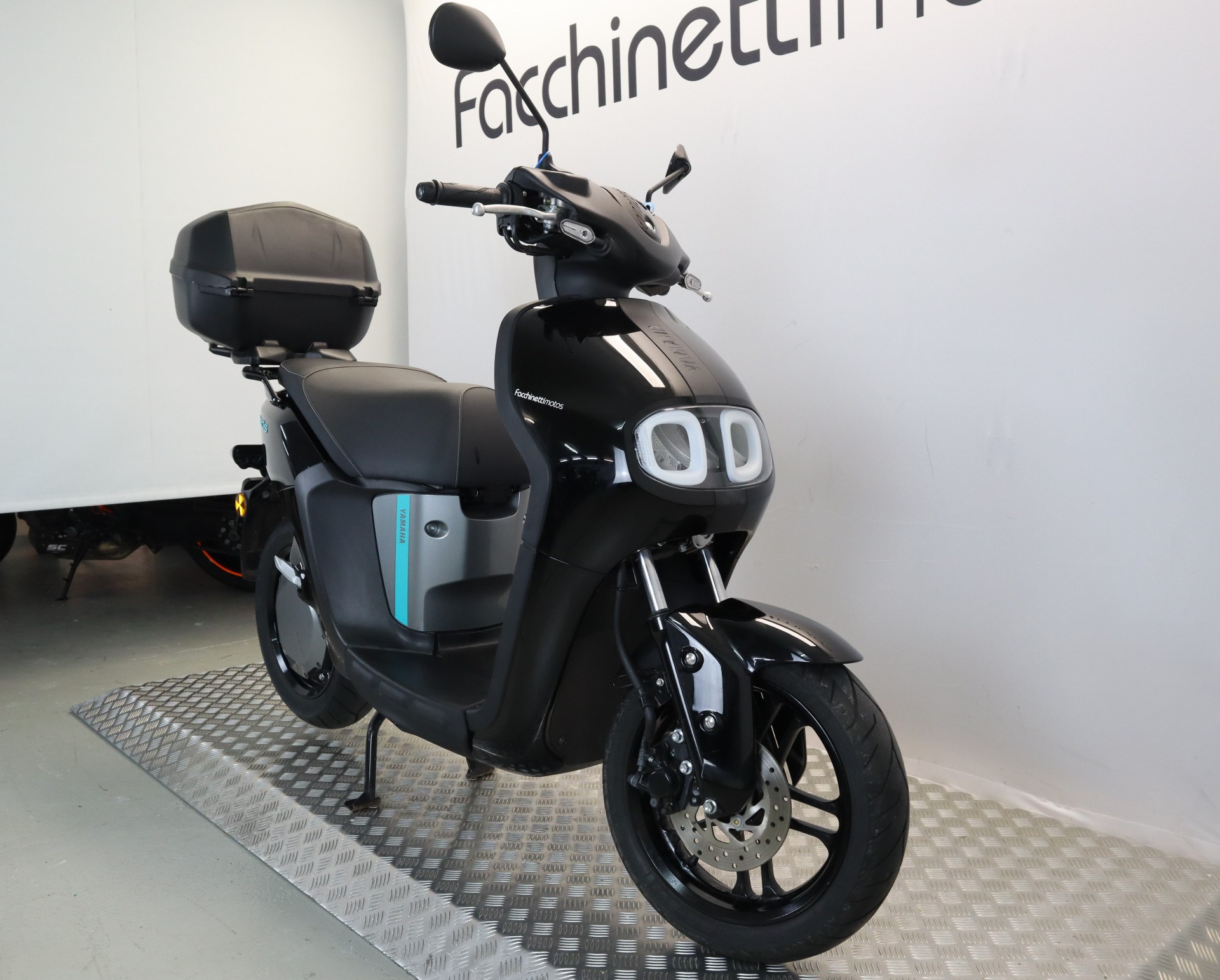 YAMAHA Neos-showroom-element-2