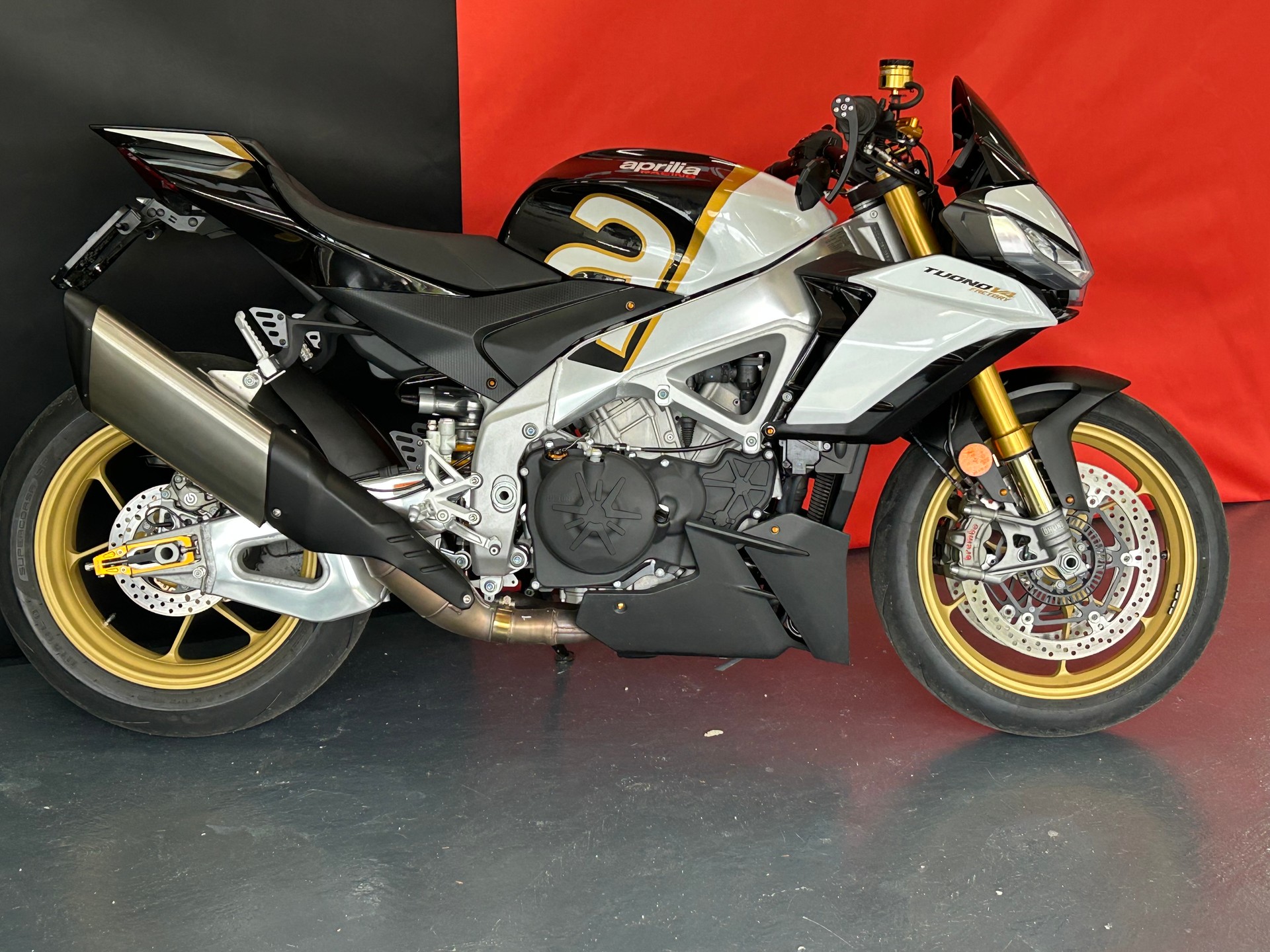 APRILIA Tuono V4 1100 Factory EVO Gold-showroom-element-2