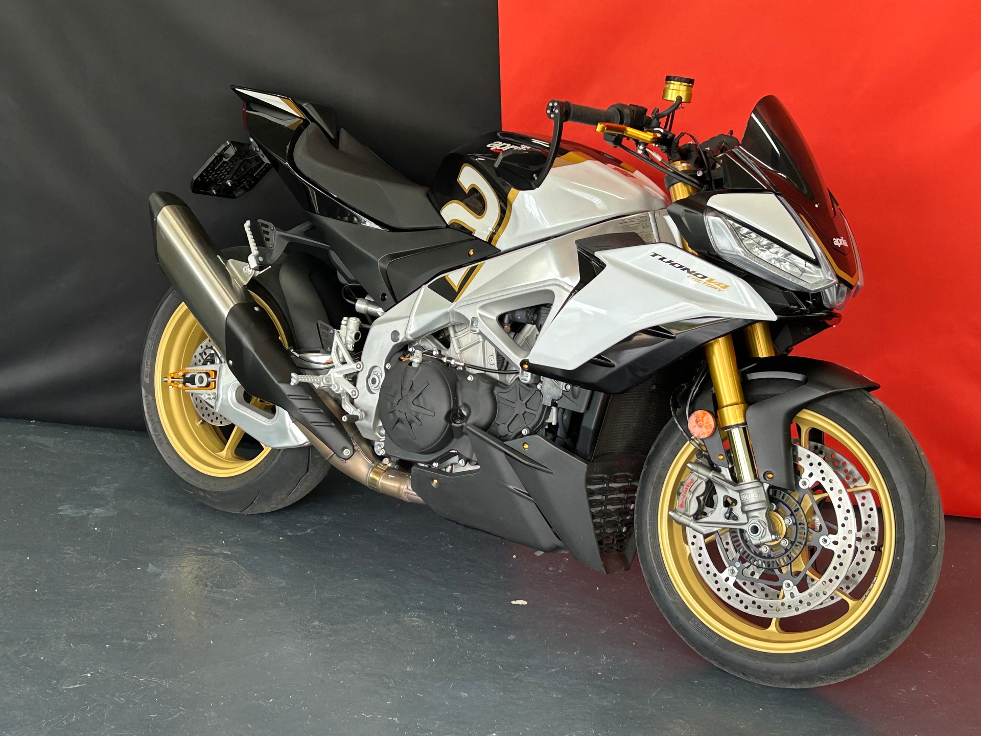 APRILIA Tuono V4 1100 Factory EVO Gold-showroom-element-1