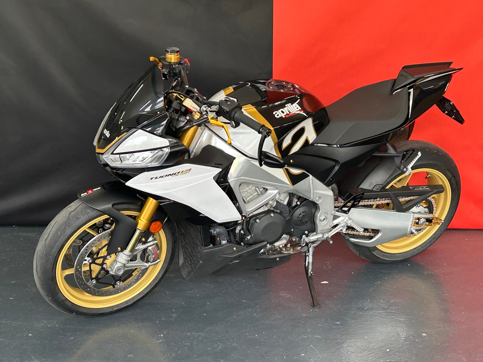 APRILIA Tuono V4 1100 Factory EVO Gold-showroom-element-3
