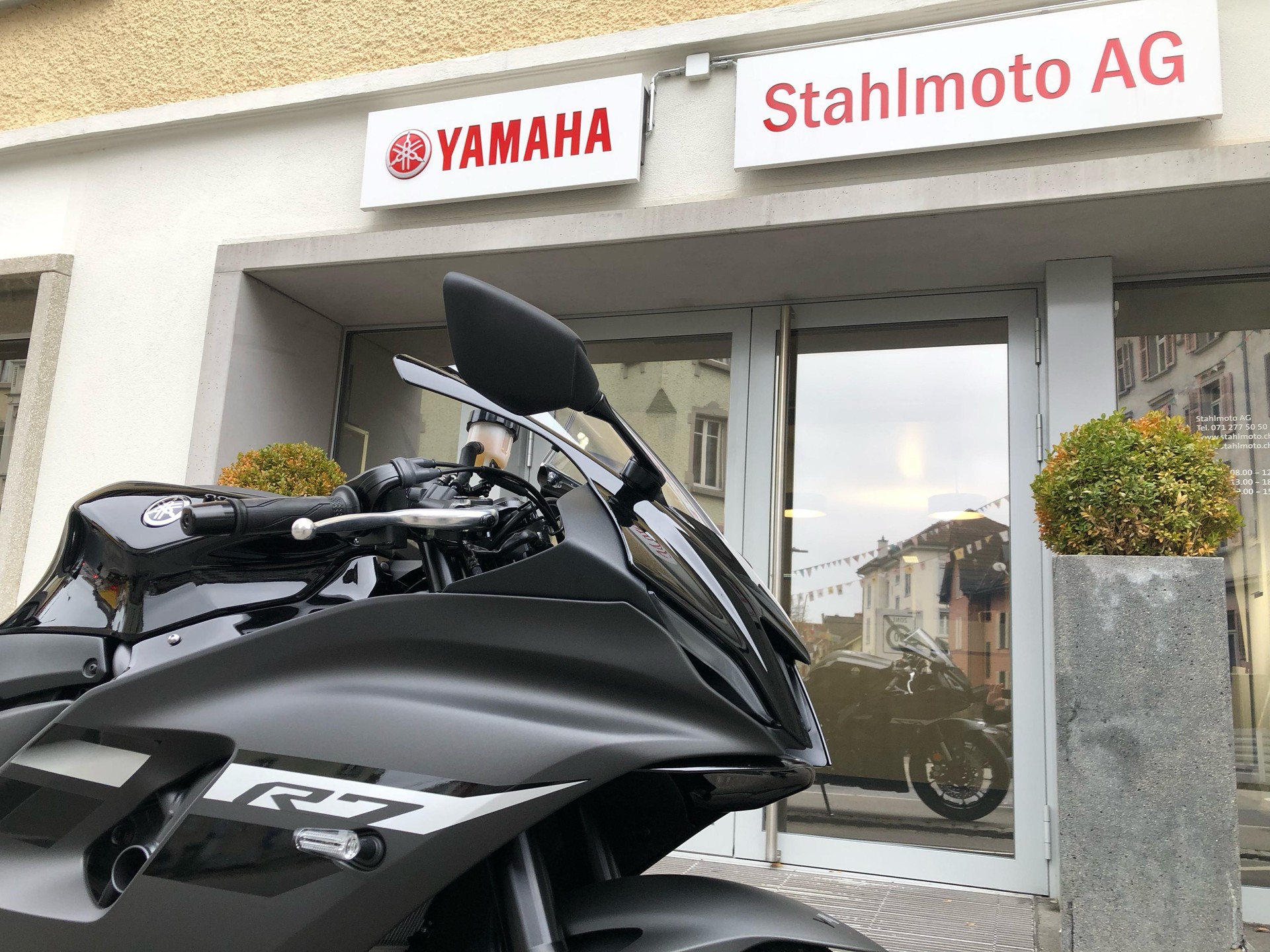 YAMAHA YZF-R7-showroom-element-2