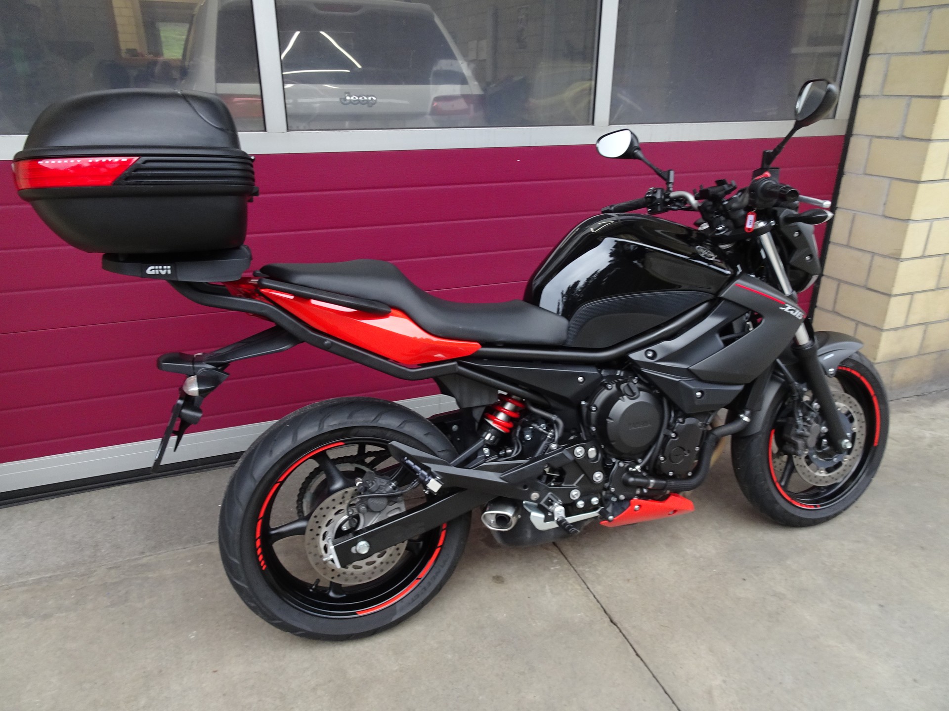 YAMAHA XJ 6 N ABS-showroom-element-3