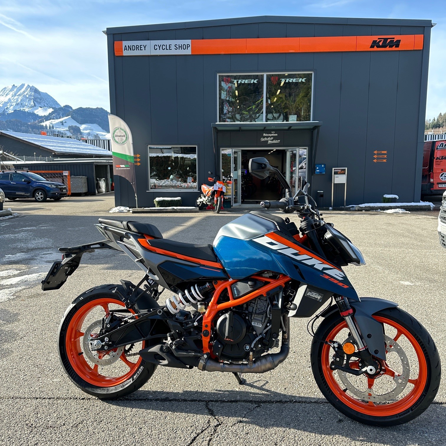 KTM 390 Duke 2025-showroom-element-1