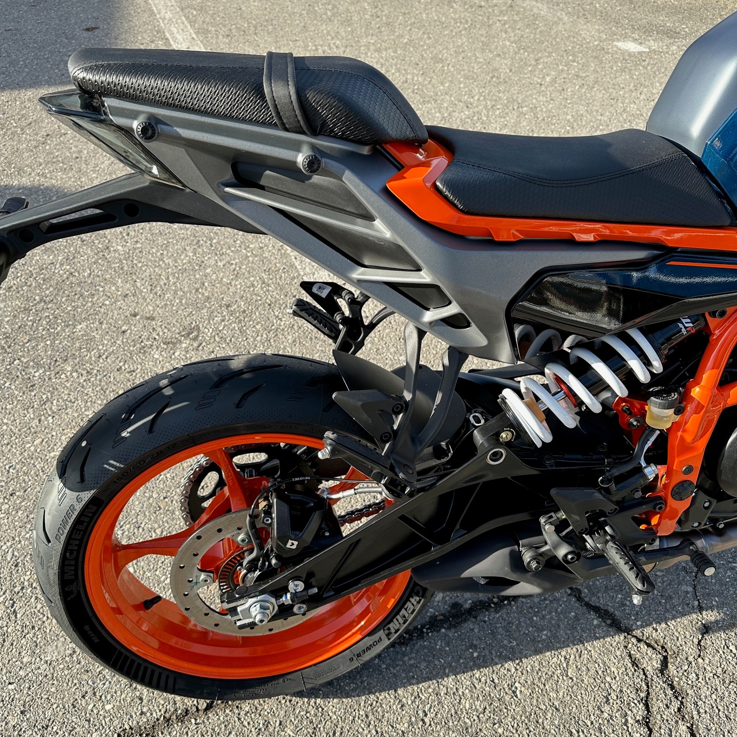 KTM 390 Duke 2025-showroom-element-2