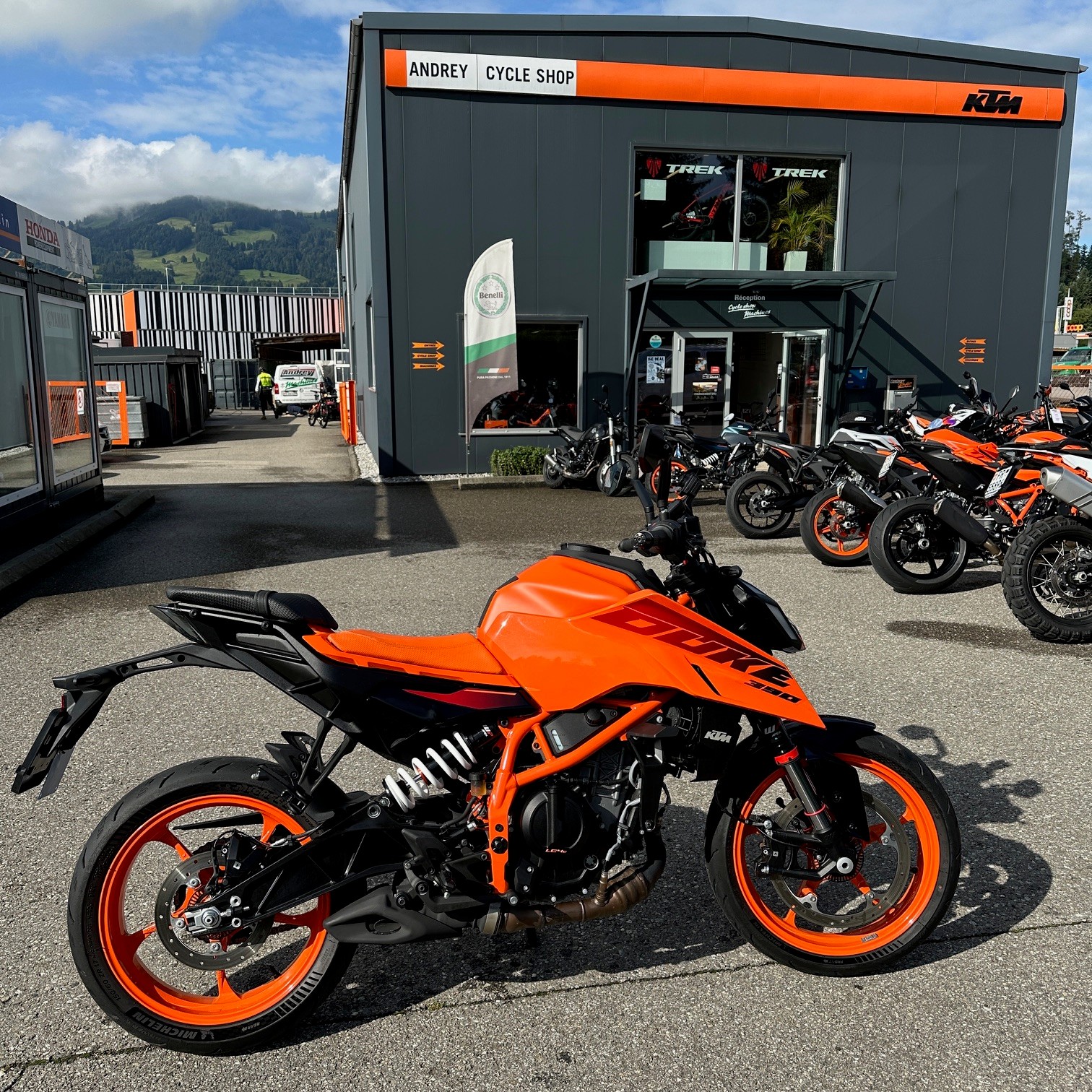 KTM 390 Duke-showroom-element-3