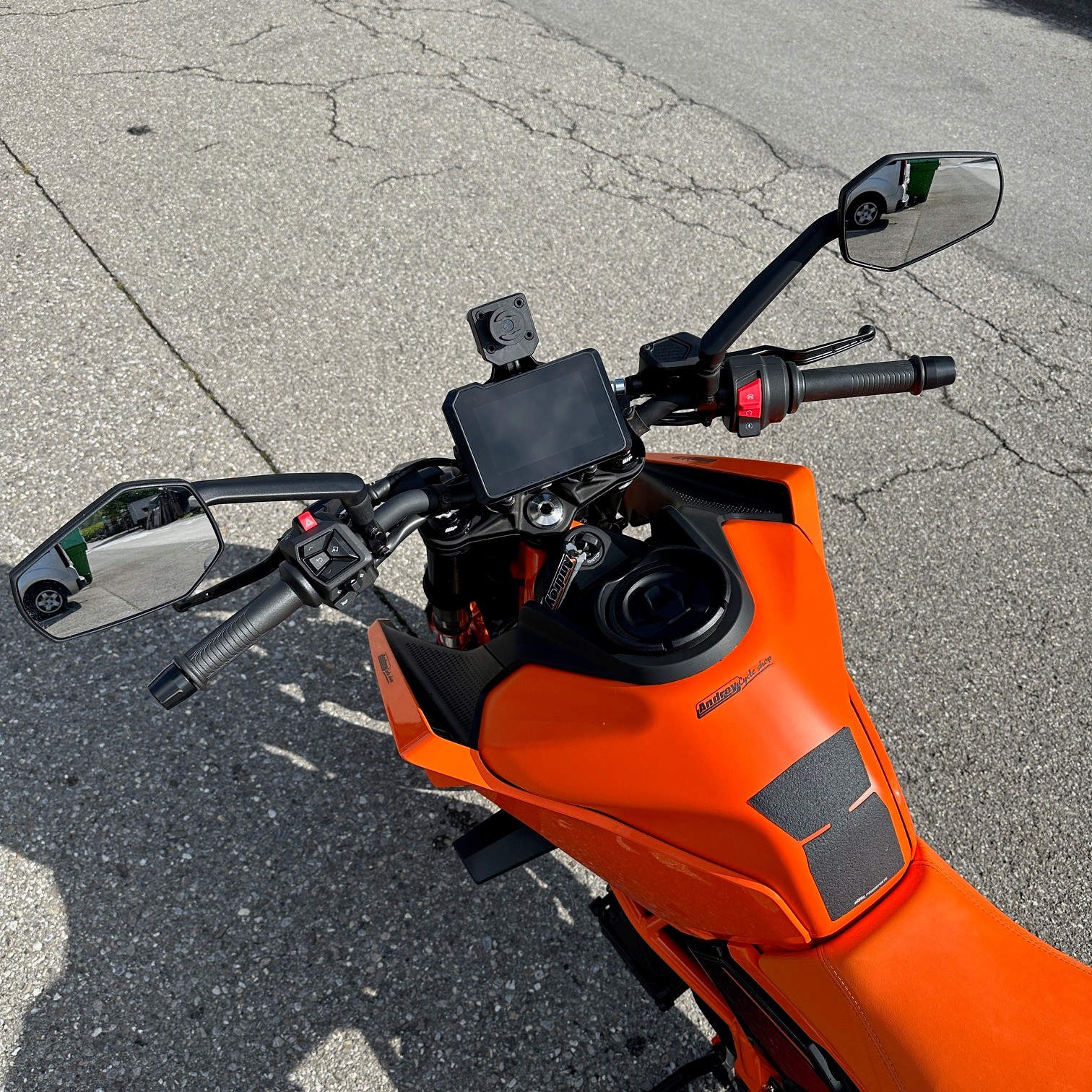 KTM 390 Duke-showroom-element-1