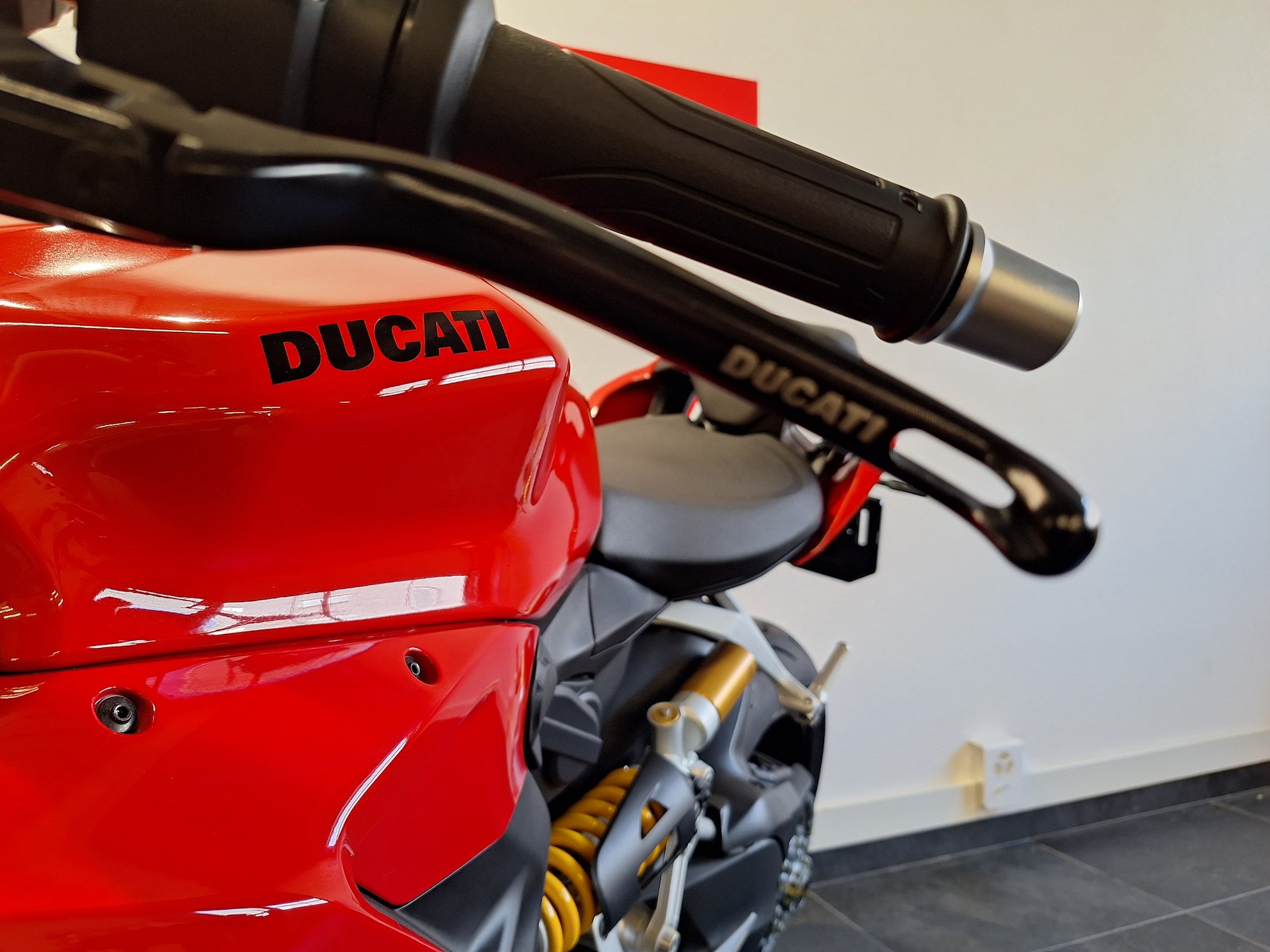 DUCATI Streetfighter V2-image-5