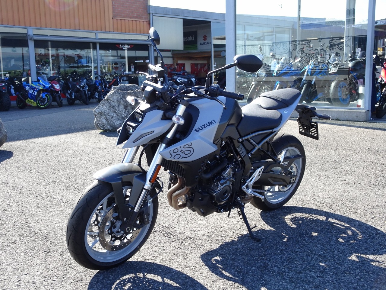 SUZUKI GSX-8S-showroom-element-3
