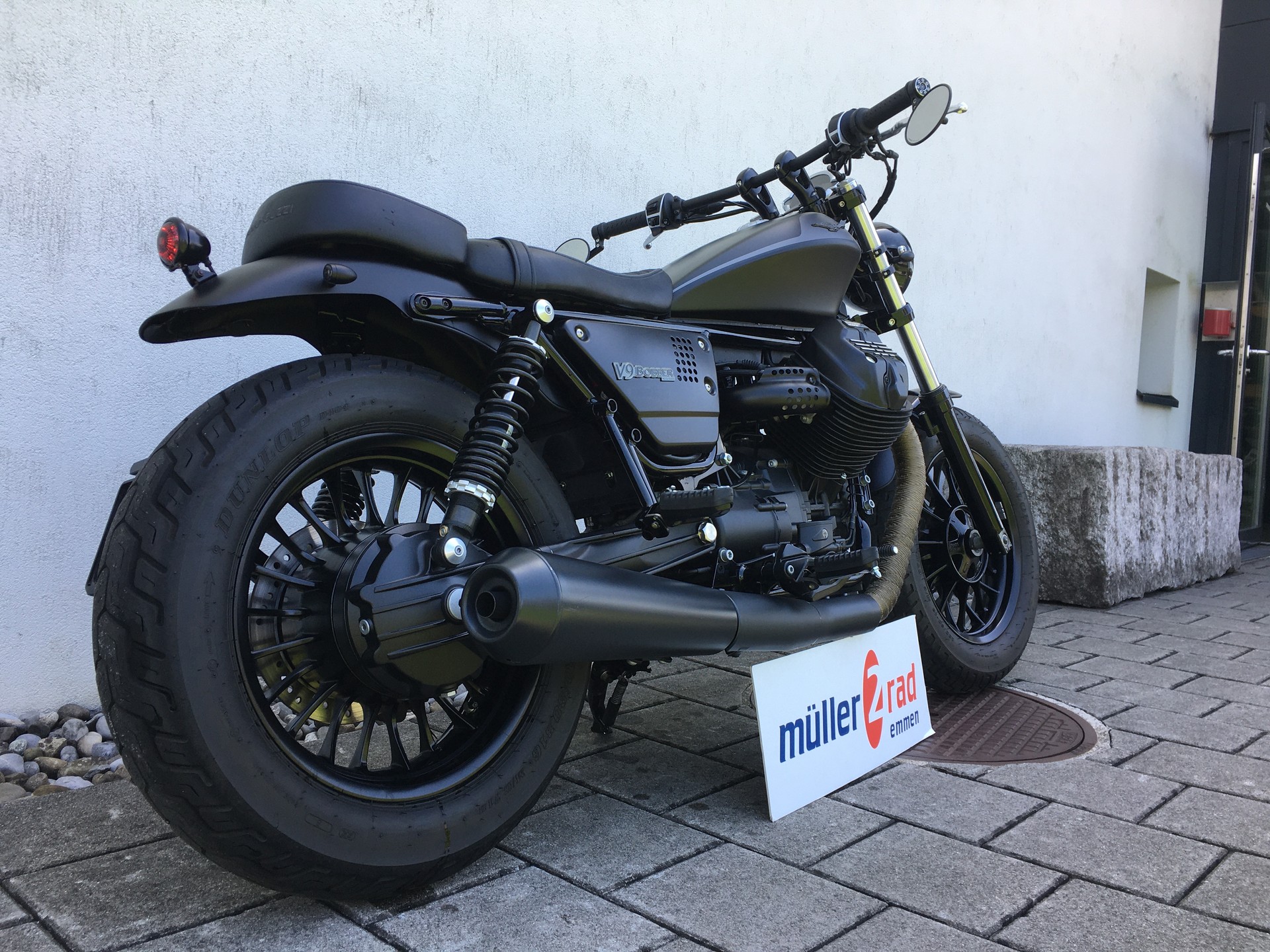 MOTO GUZZI V9 850 Bobber-showroom-element-1