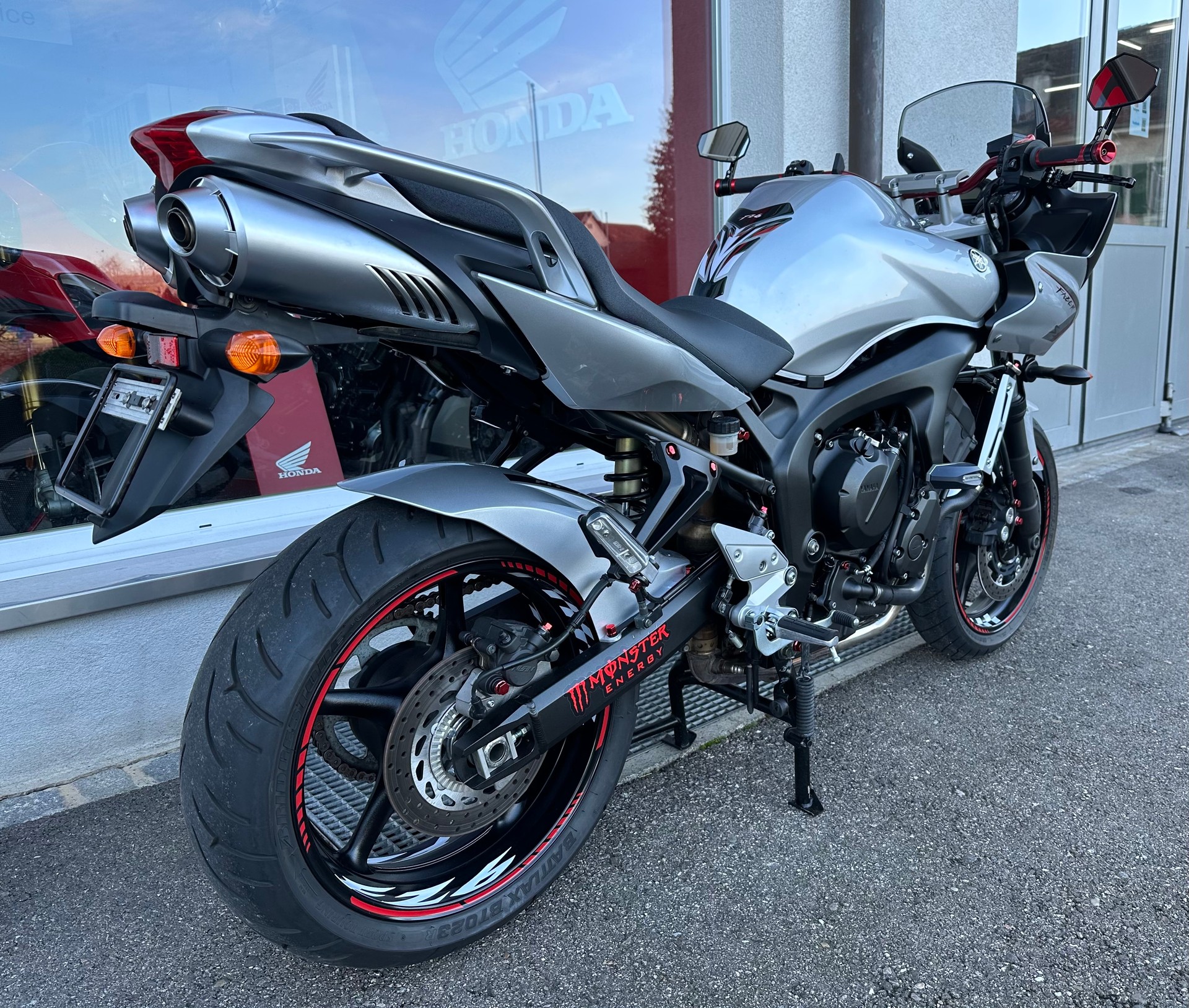 YAMAHA FZ6 S-showroom-element-2