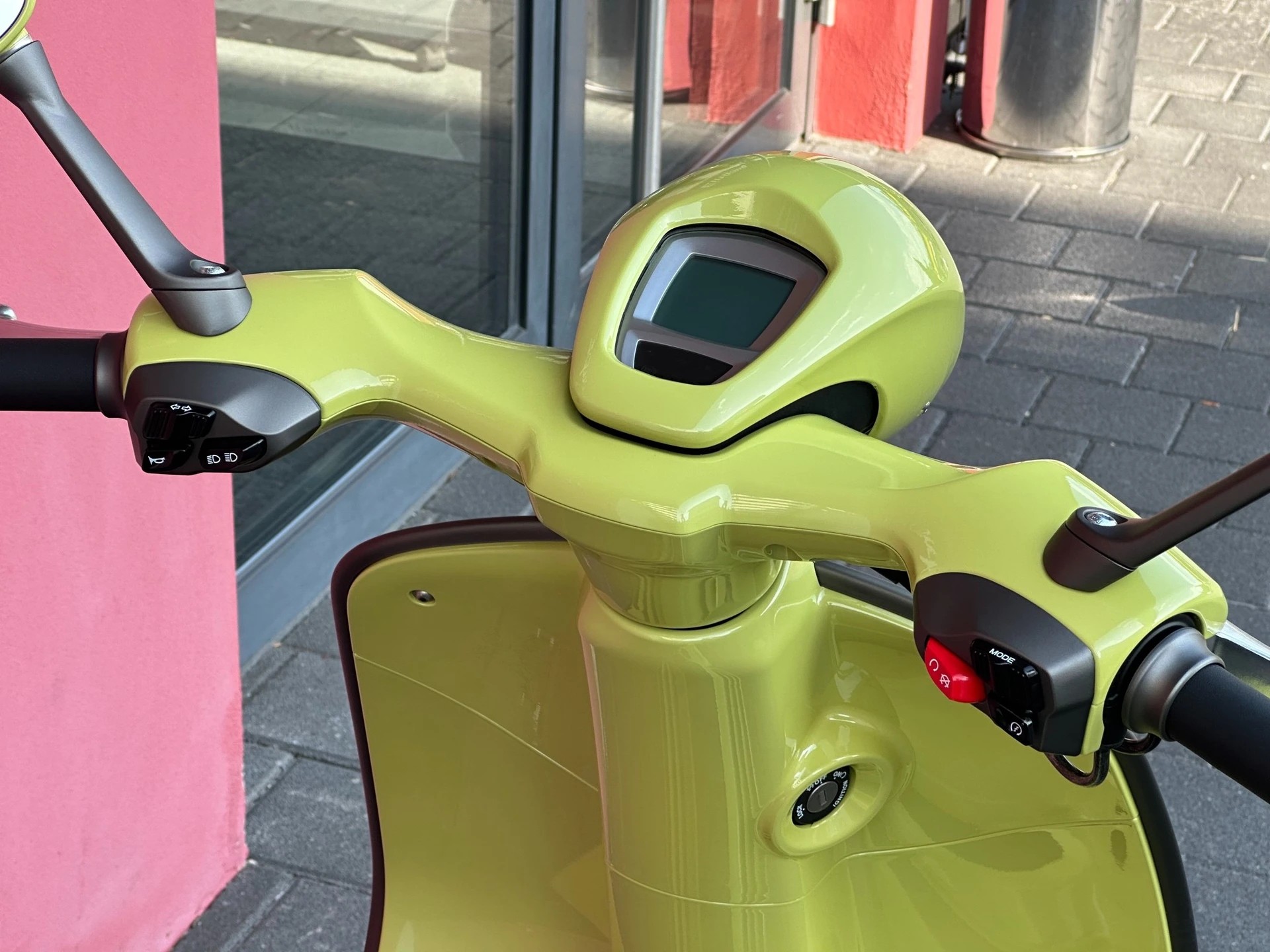 PIAGGIO Vespa 946 125 ''BUNNY'' 10° Anniversario-showroom-element-2