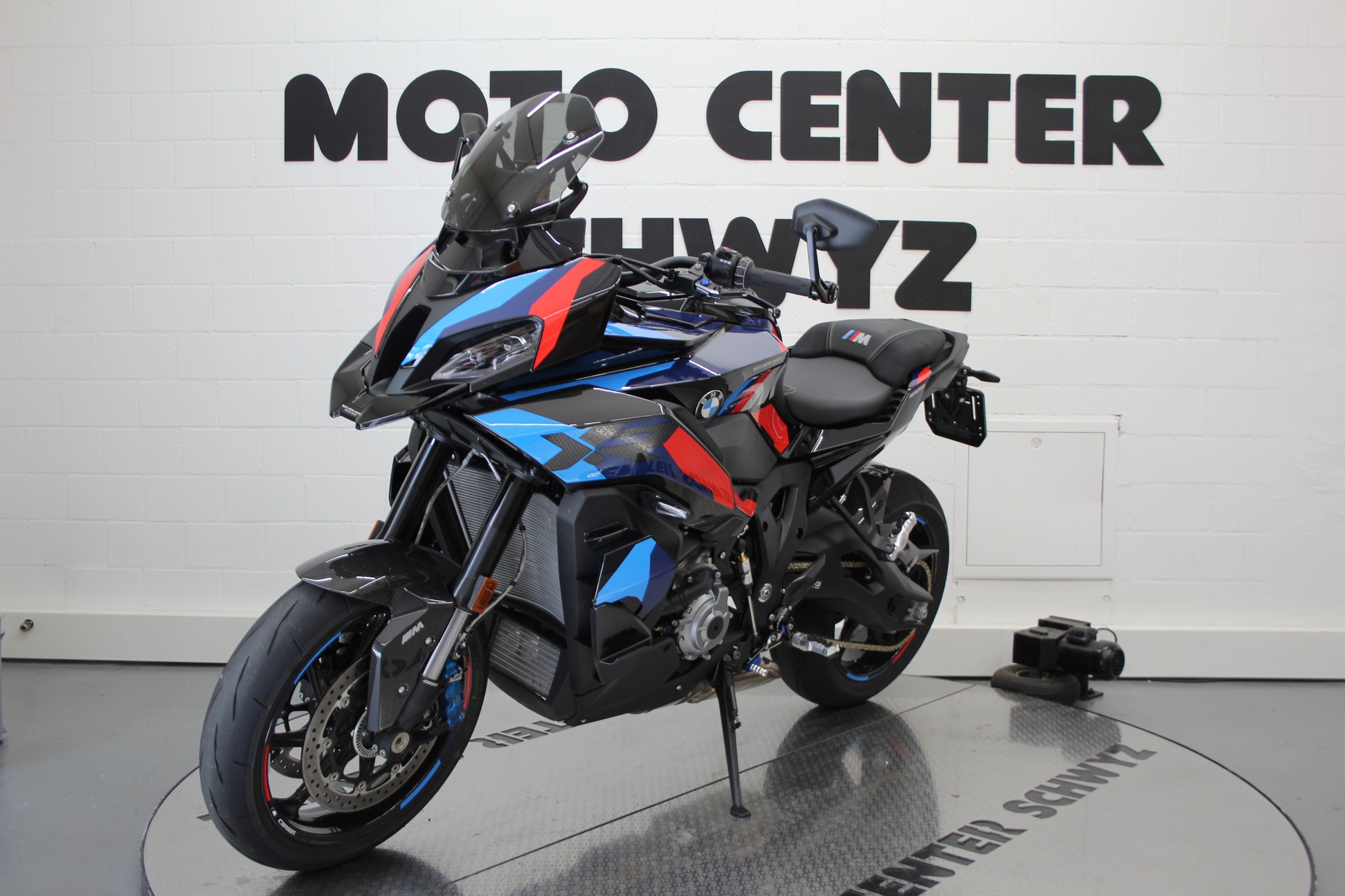 BMW M 1000 XR-showroom-element-3