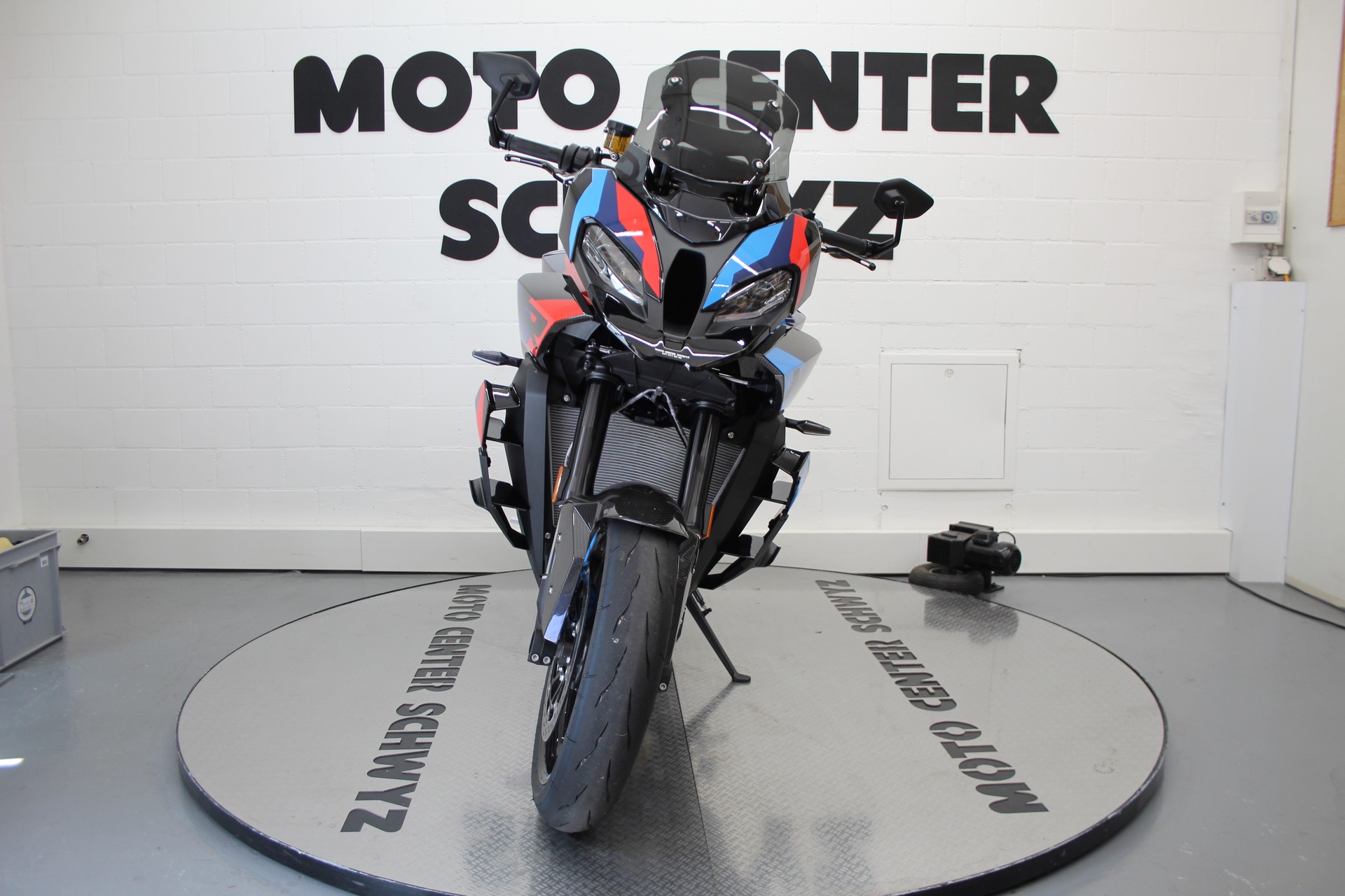 BMW M 1000 XR-showroom-element-2