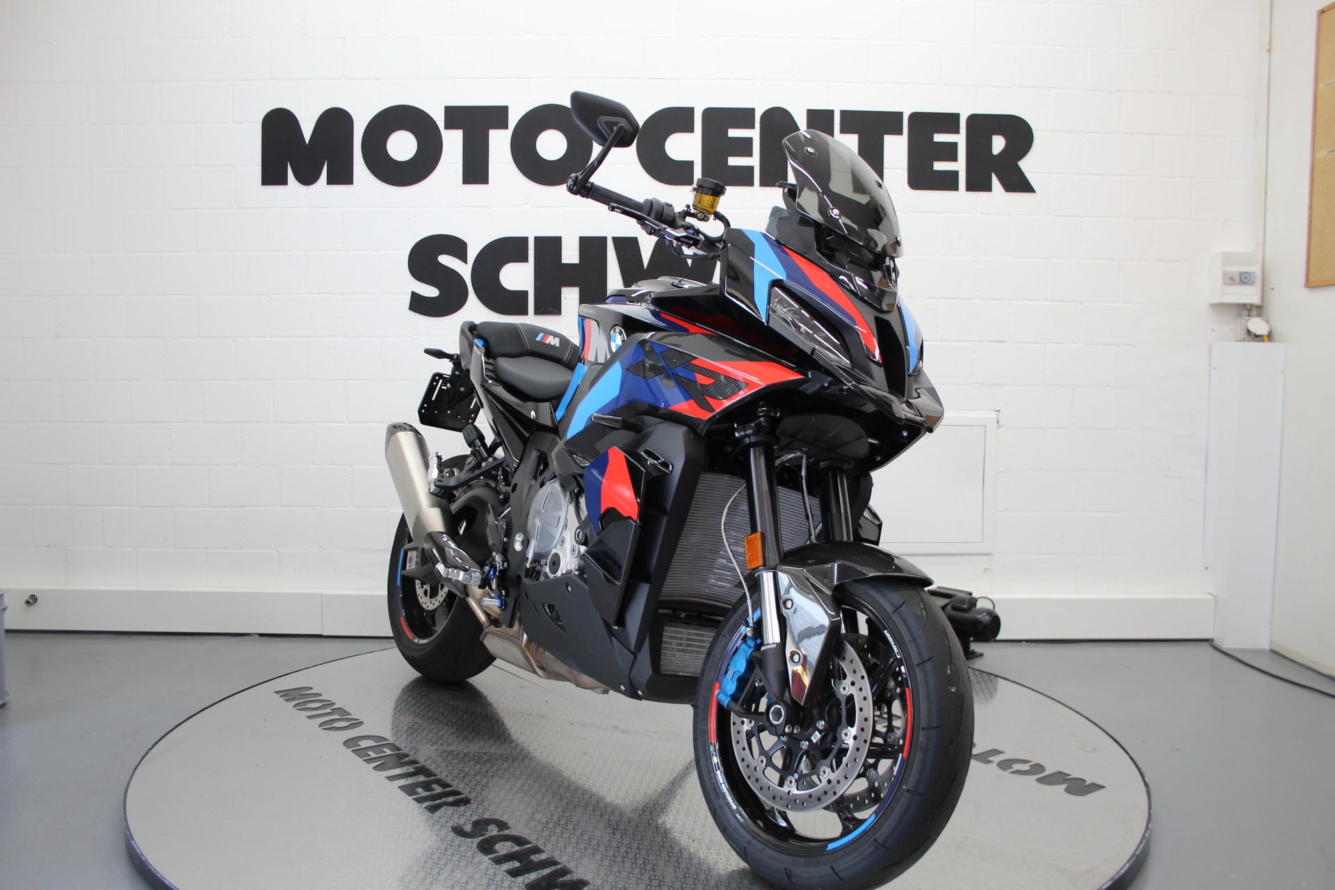 BMW M 1000 XR-showroom-element-1