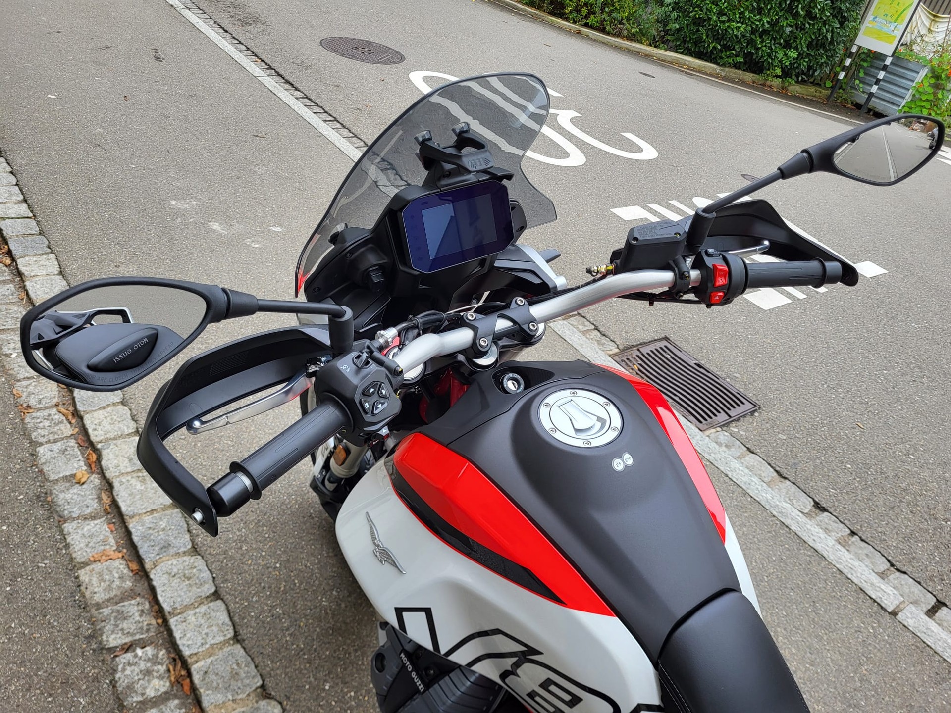 MOTO GUZZI V85 TT E5+-showroom-element-3